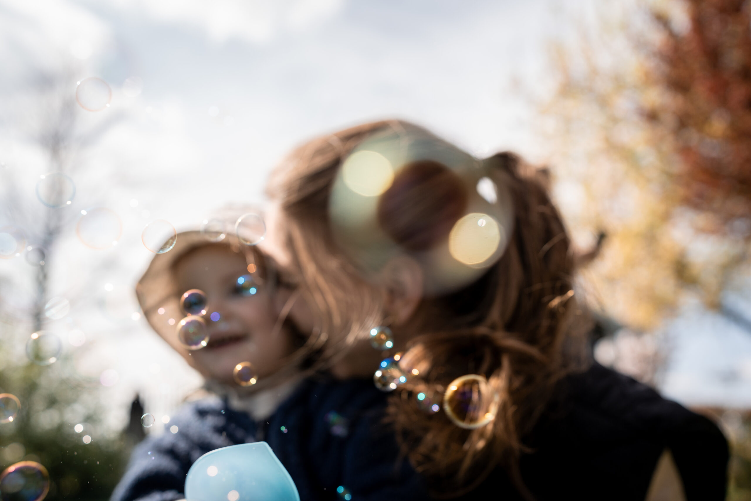 Mutter und Kind im Gegenlicht, emotionale Familienfotografie