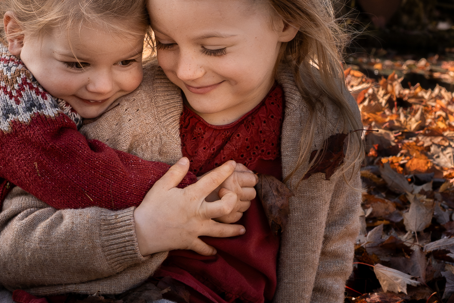 Kind hält ausgestochenen Keks in die Kamera, natürliche Kinderfotografie beim Backen