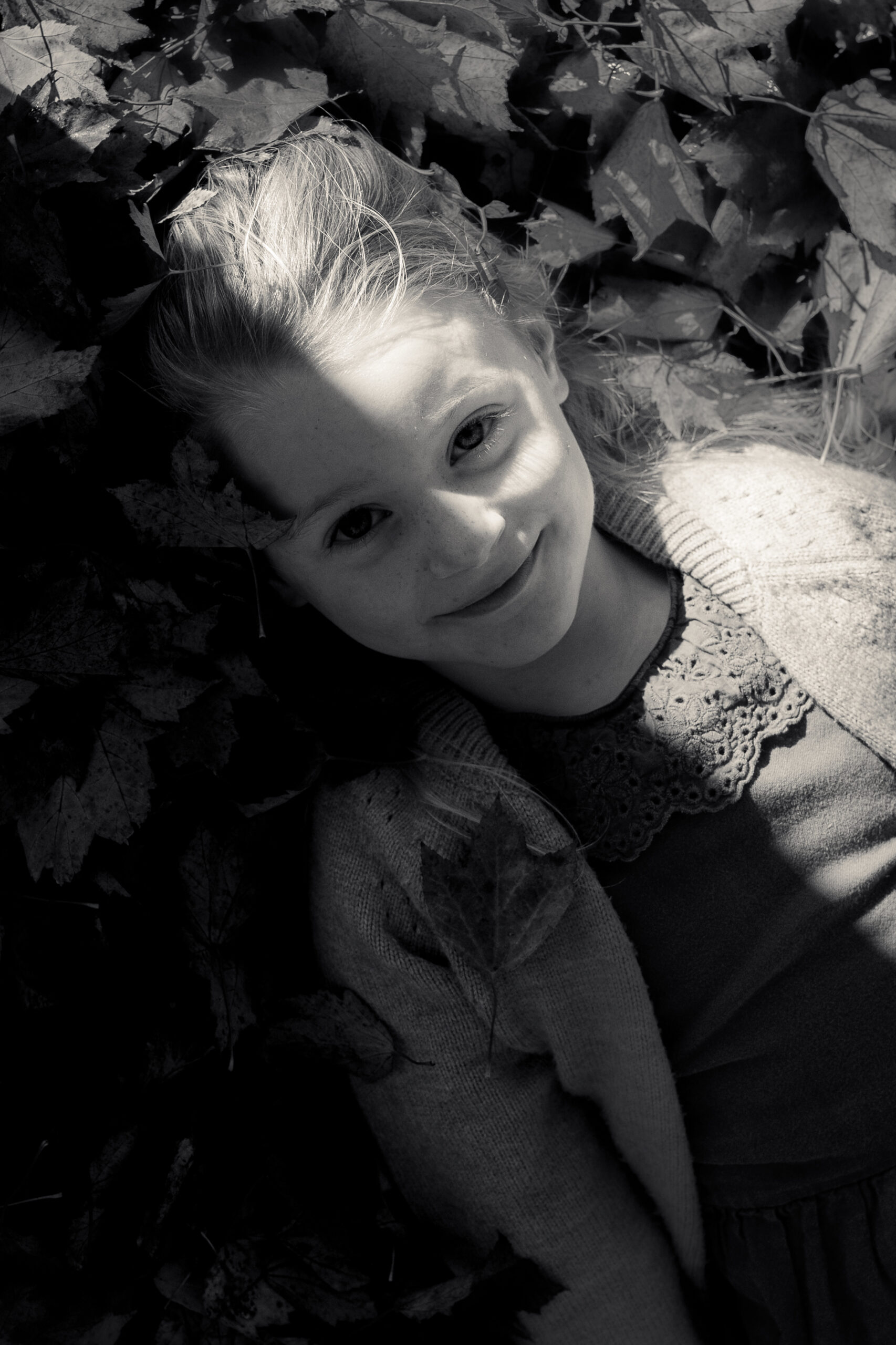 Kinderhände kneten Teig, natürliche Kinderfotografie beim Backen