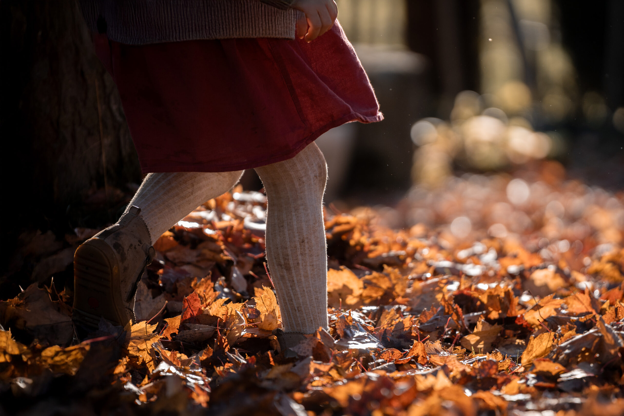 Kleinkind mit Kochmütze probiert Teig beim gemeinsamen Backen