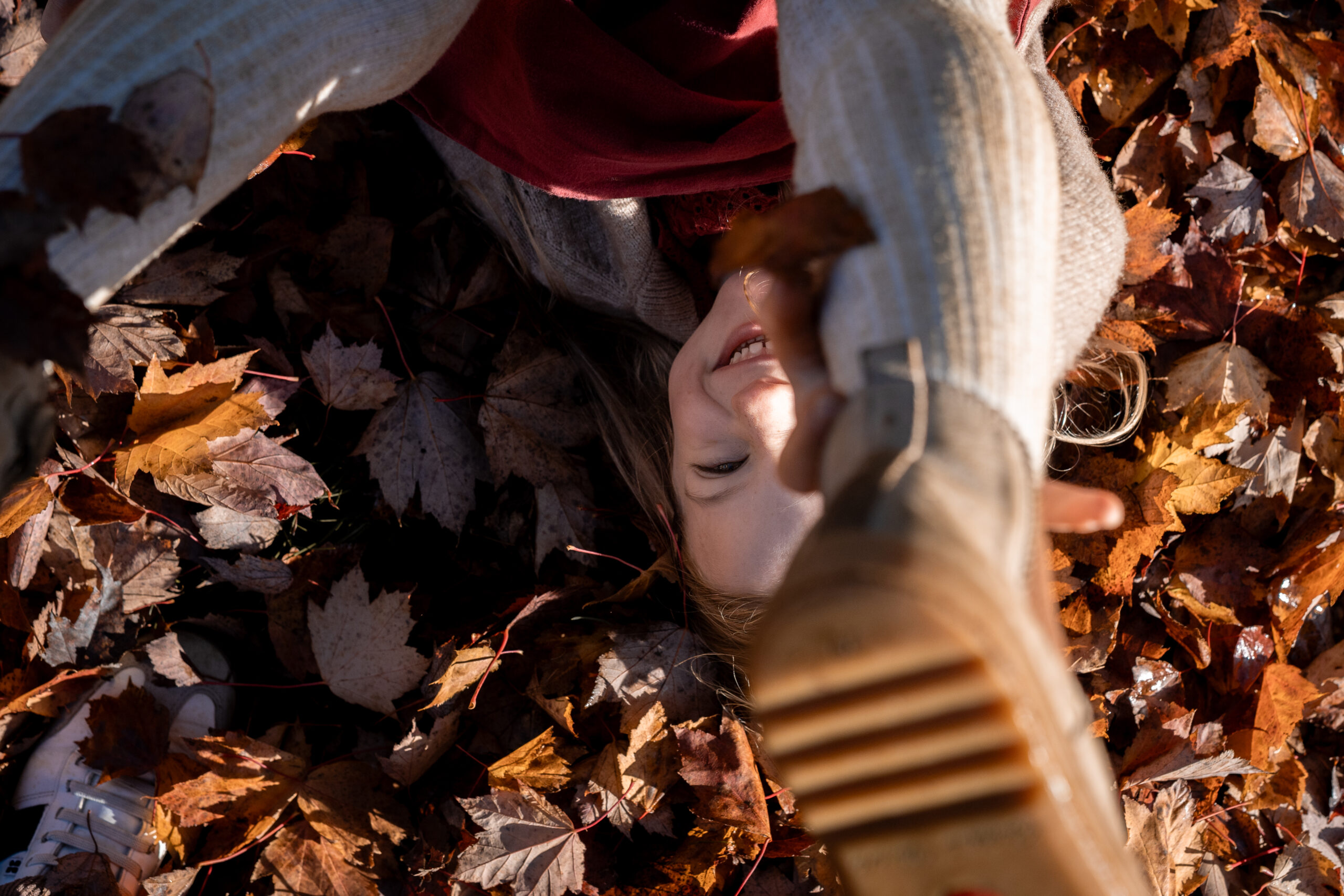 Kind rollt Teig mit einem Nudelholz