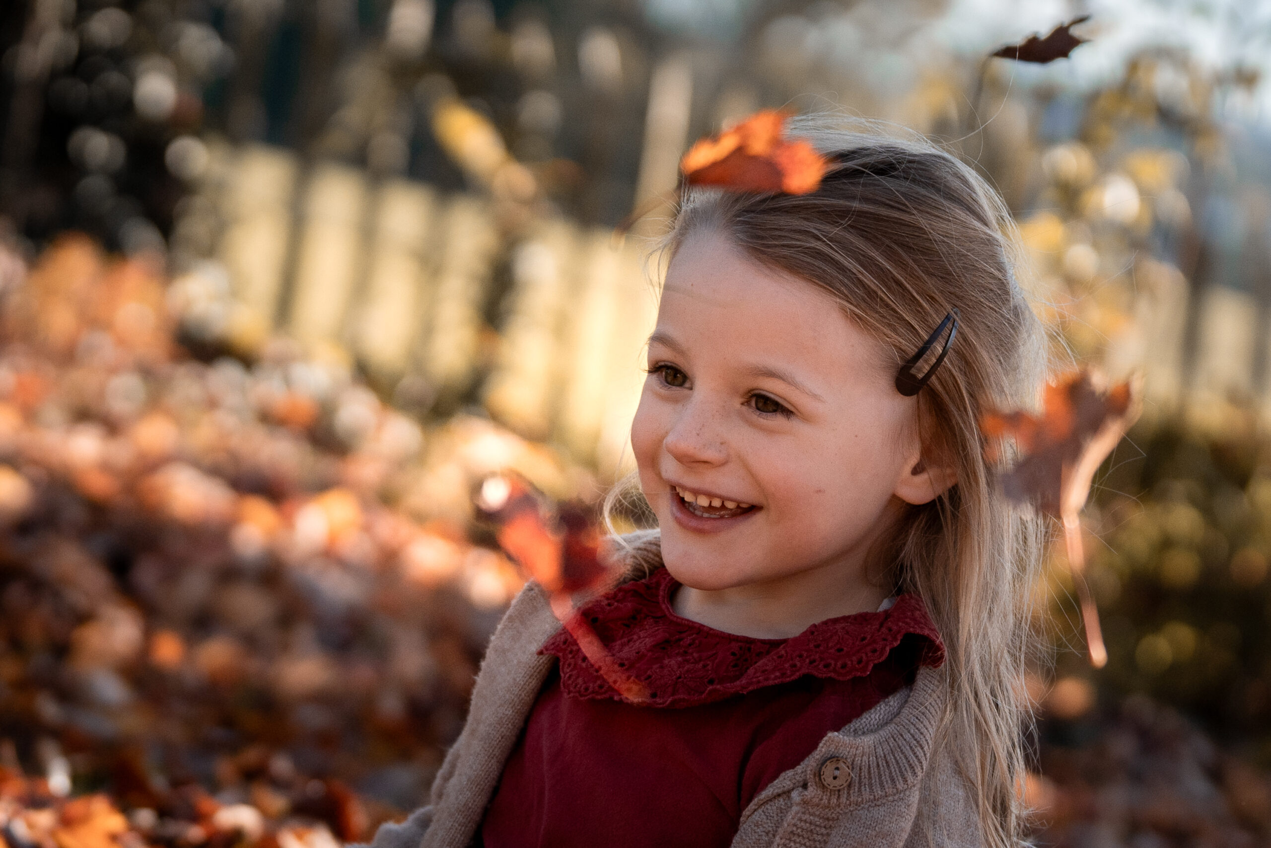 Kind rollt Teig aus, detailreiche Kinderfotografie in der Küche