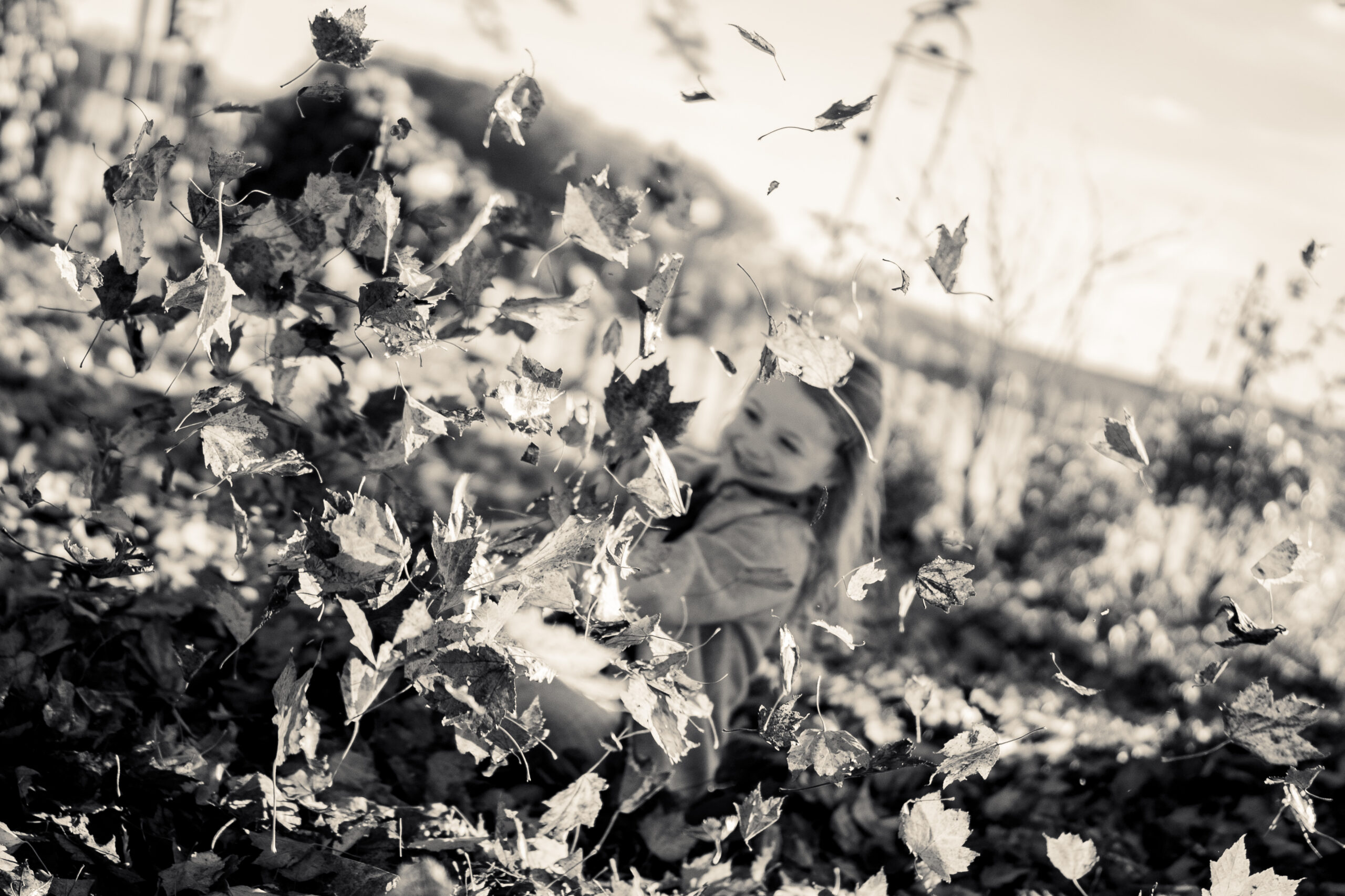 Zwei Kinder schauen sich beim gemeinsamen Backen an, liebevolle Kinderfotografie