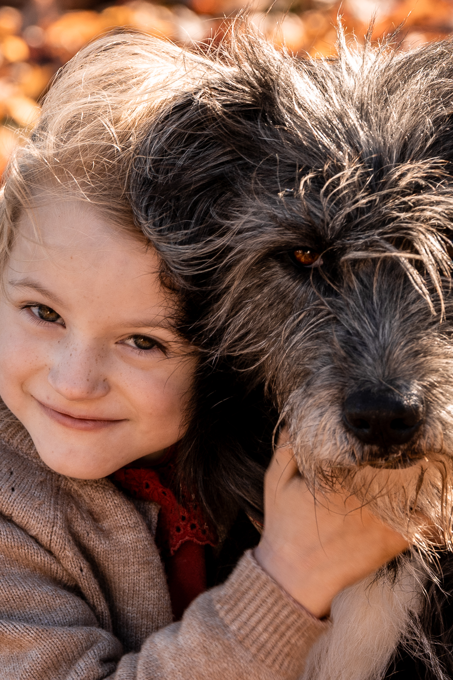 Kind probiert Teig vom Finger, authentische Kinderfotografie