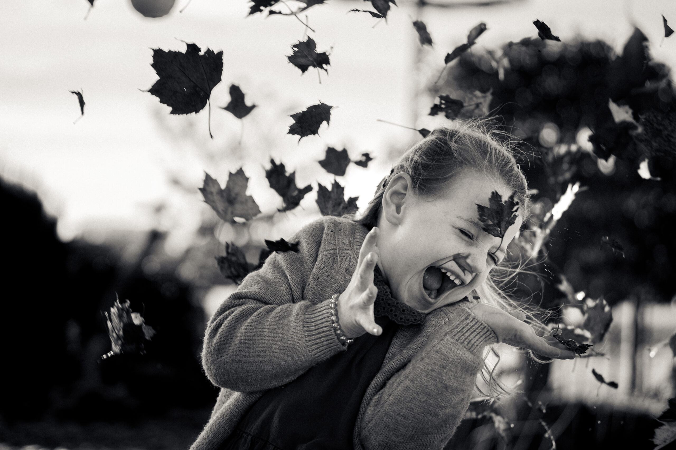 Kind probiert Teig vom Finger, authentische Kinderfotografie