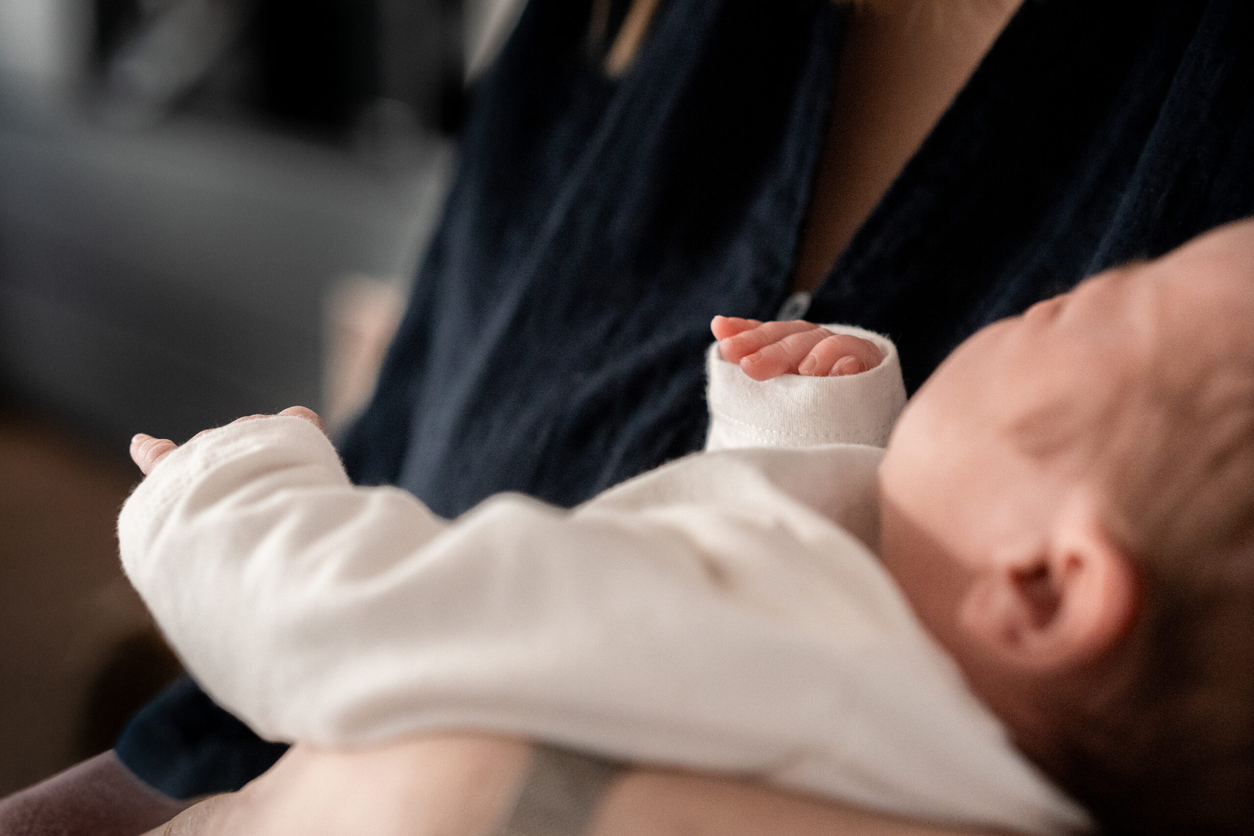 Zwei Kinder sitzen am Tisch beim Plätzchenbacken, liebevolle Kinderfotografie