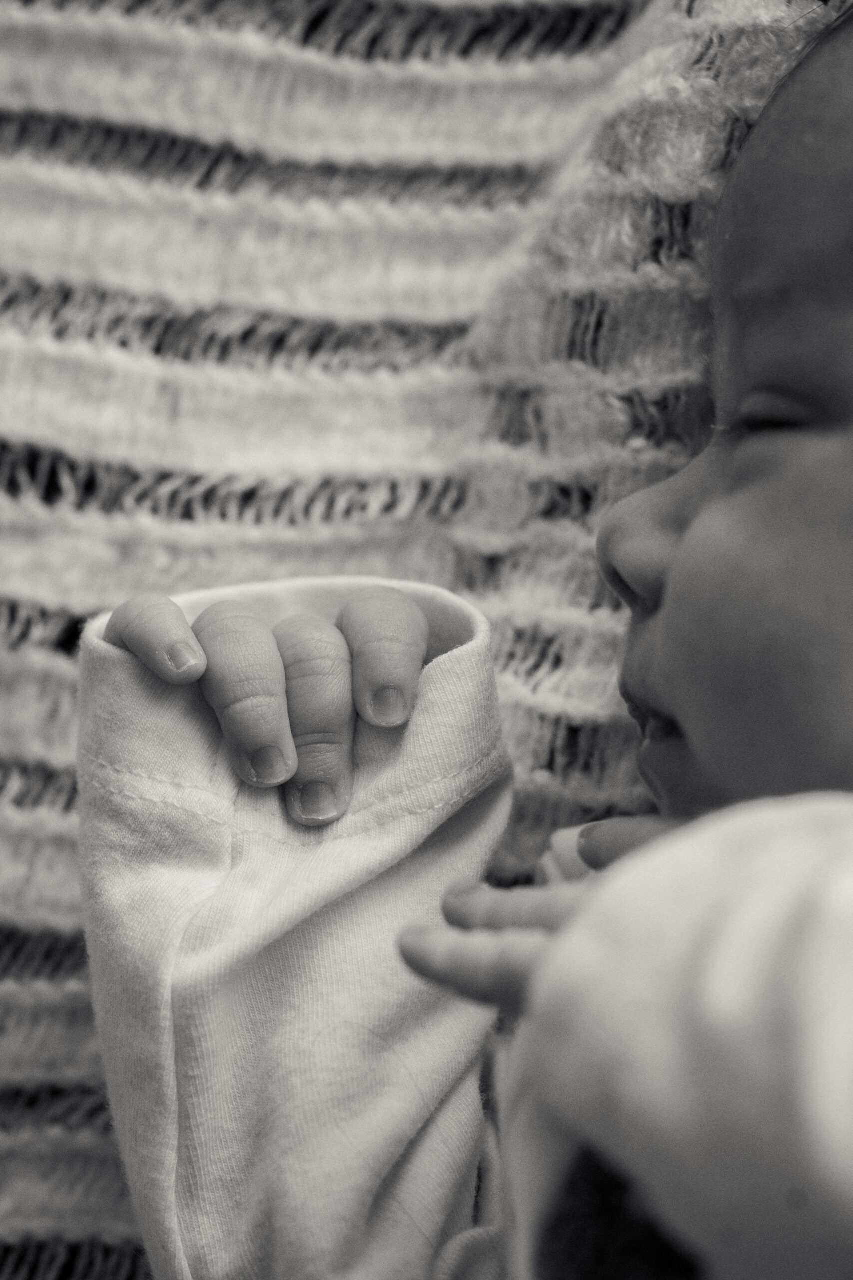 Kind betrachtet ausgestochene Kekse beim Backen