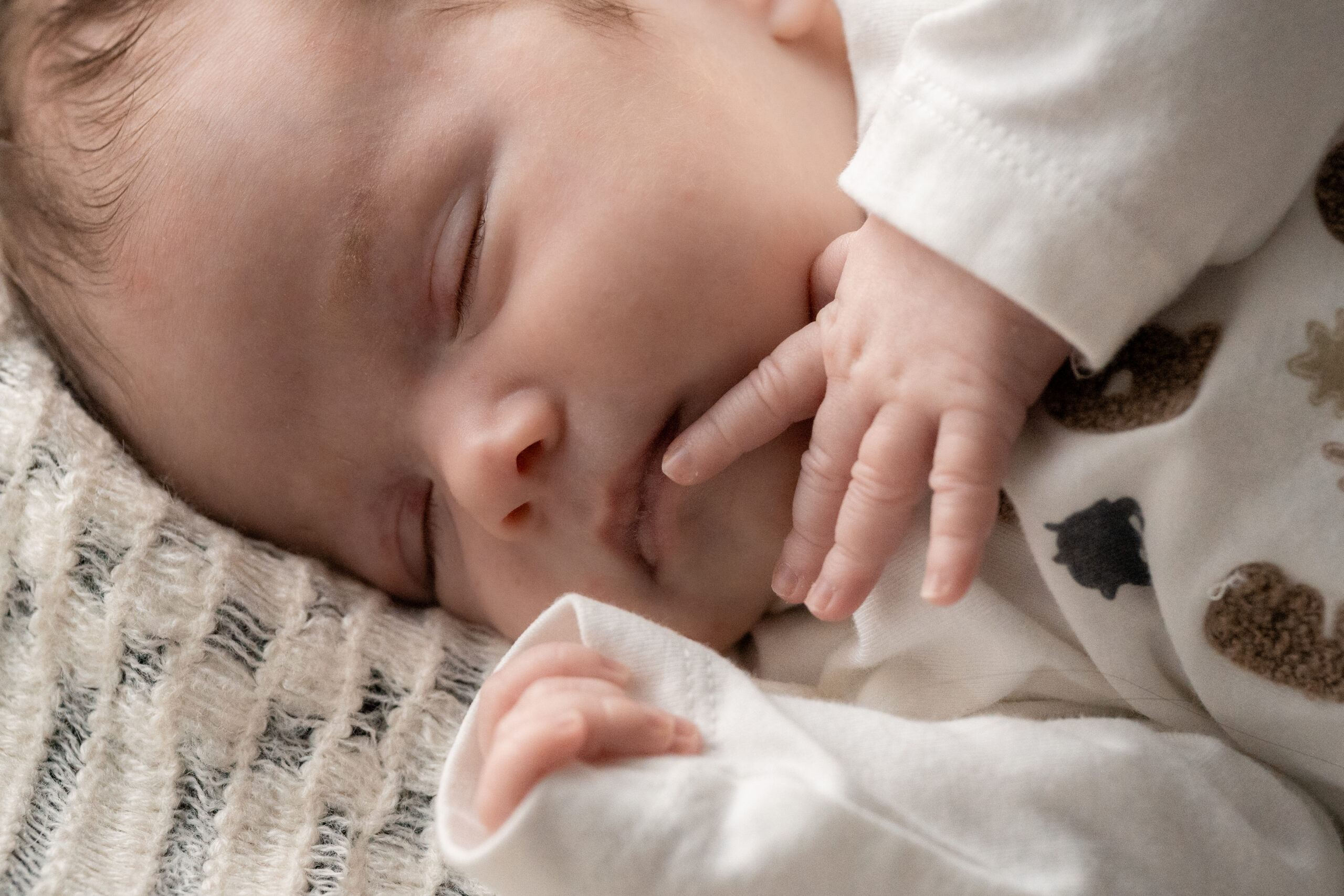Kleinkind mit Kochmütze probiert Teig beim gemeinsamen Backen