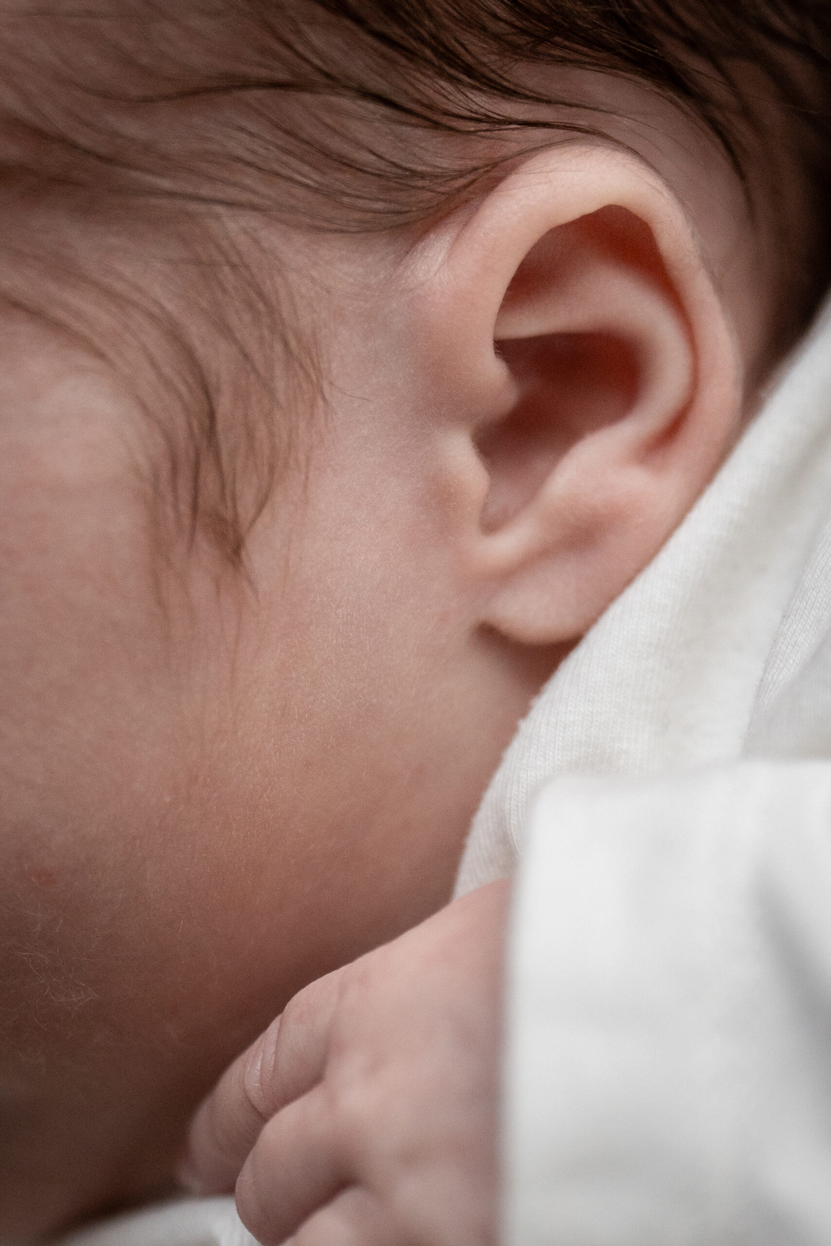 Kind probiert Teig vom Finger, authentische Kinderfotografie