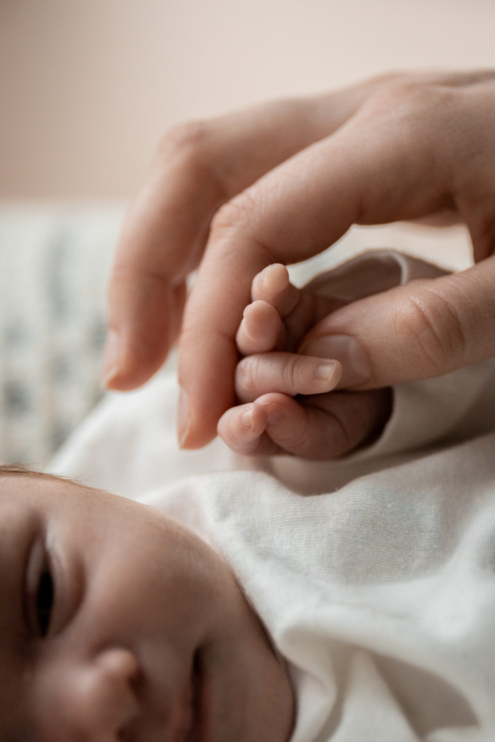 Kleinkind rollt Teig mit Nudelholz, natürliche Kinderfotografie