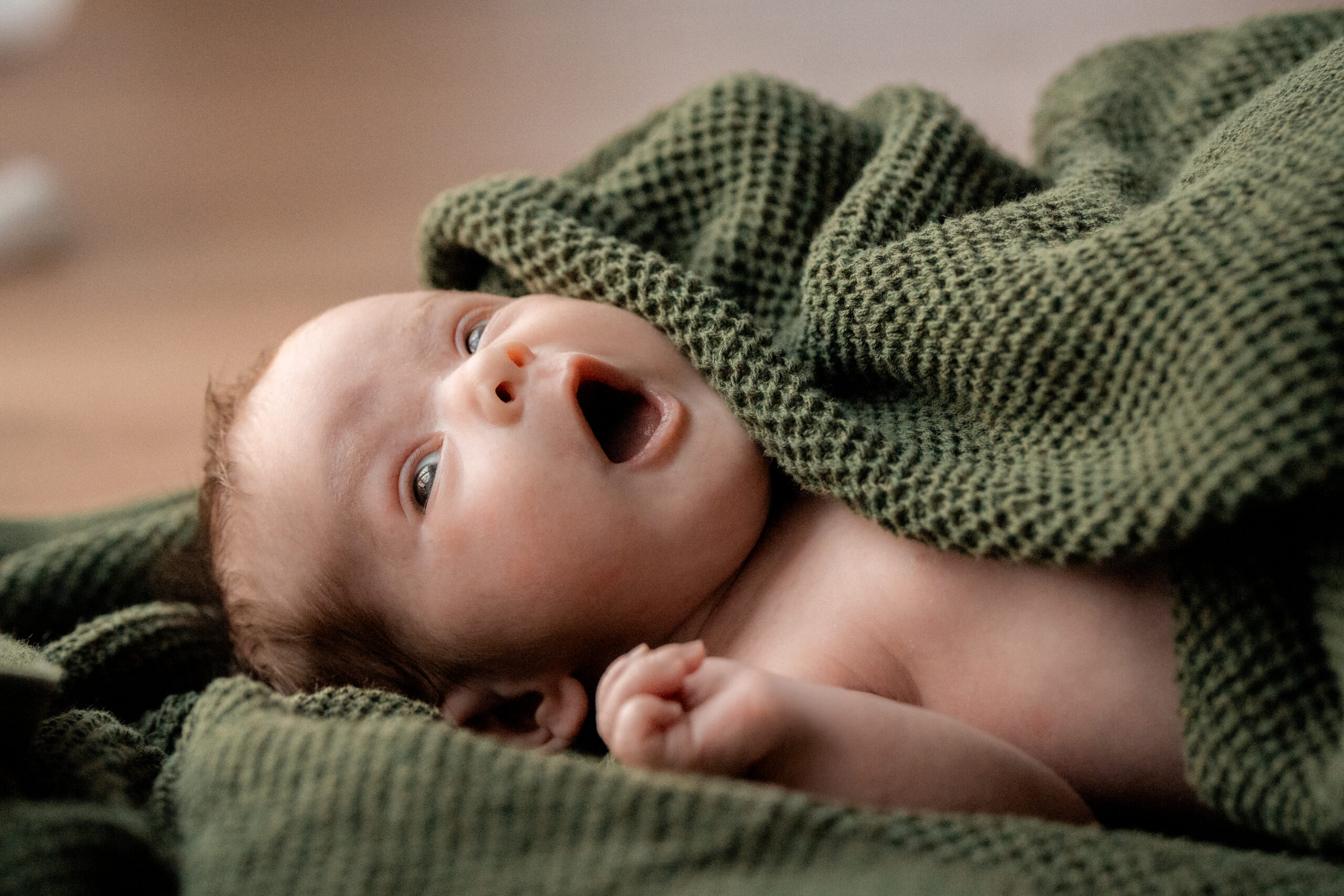 Kinderhände kneten Teig, natürliche Kinderfotografie beim Backen