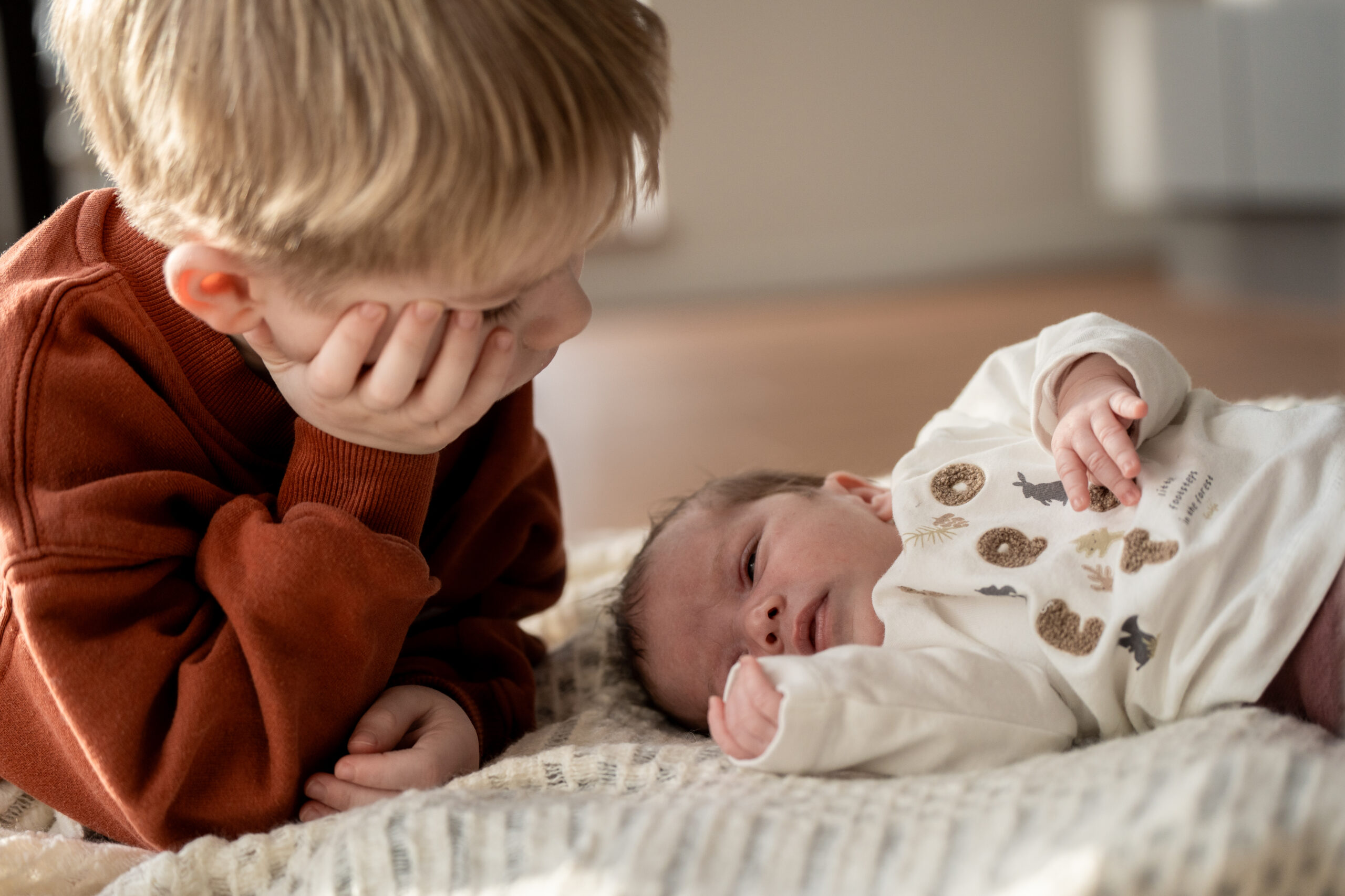 Kleinkind mit Kochmütze probiert Teig beim gemeinsamen Backen