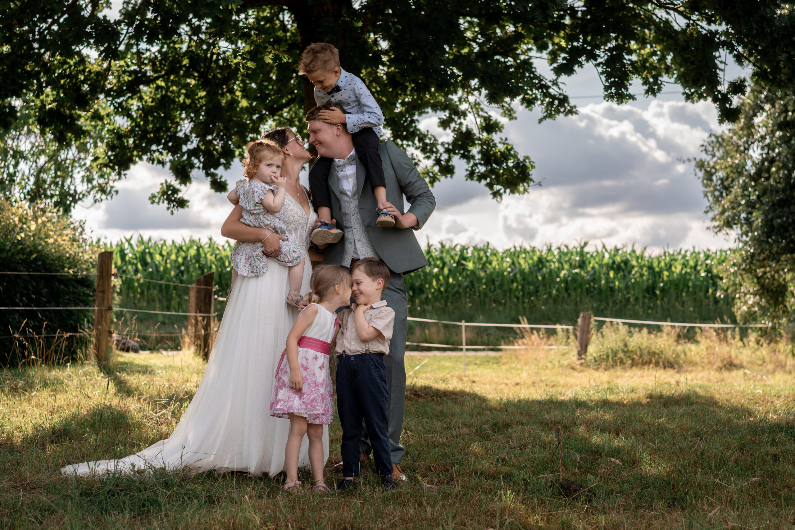 Kinderhände kneten Teig, natürliche Kinderfotografie beim Backen