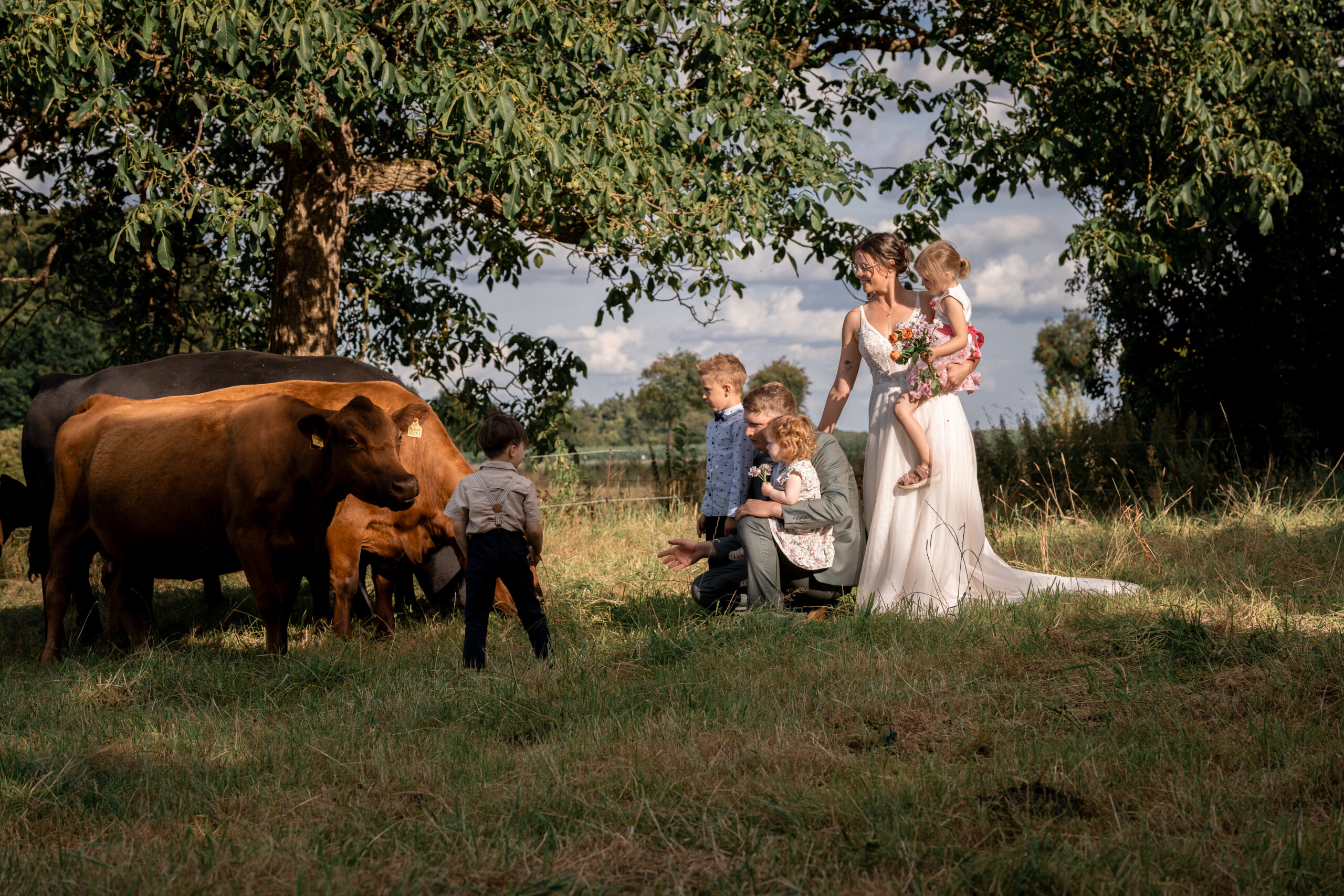 Kinderhände kneten Teig, natürliche Kinderfotografie beim Backen