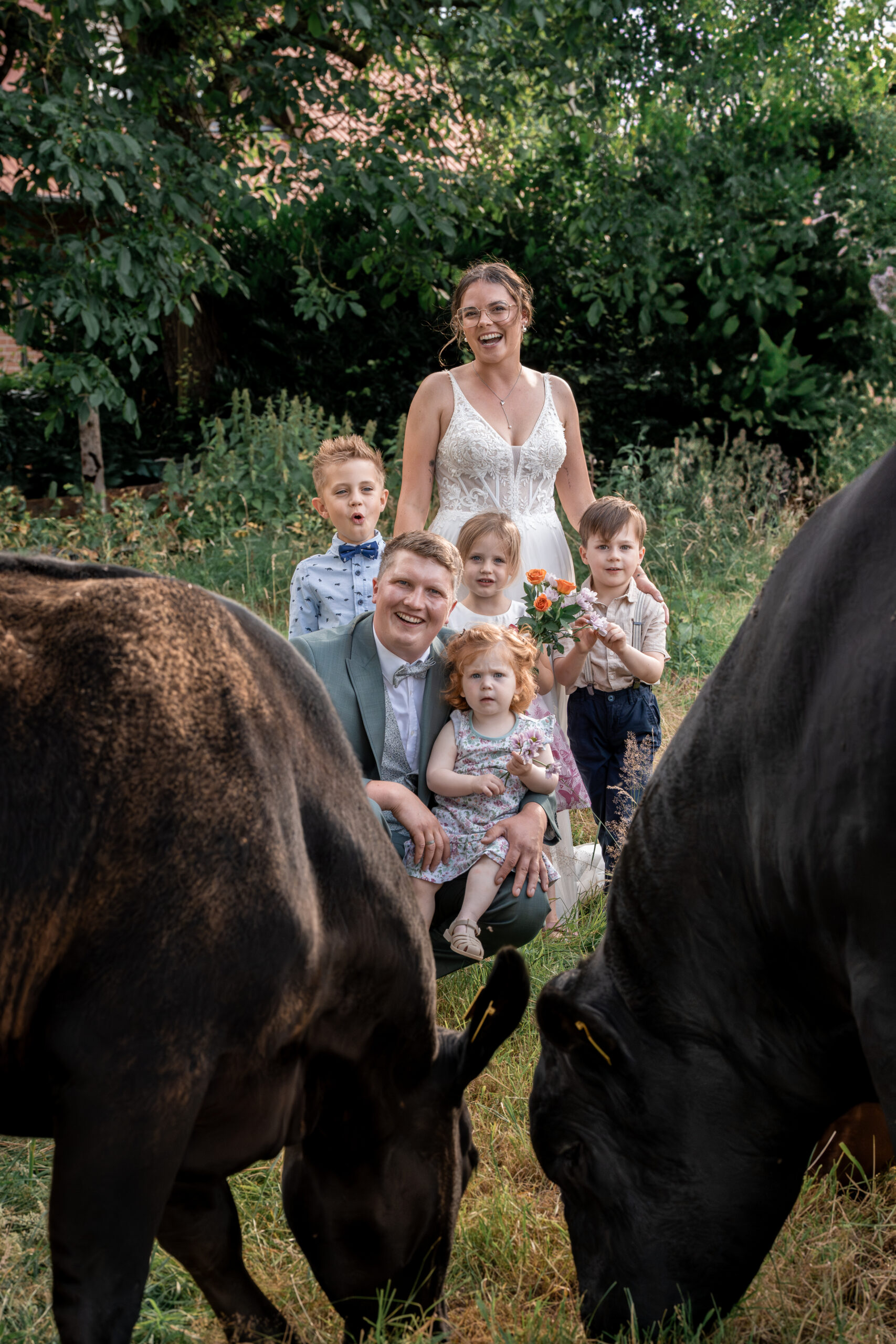 Kind hält ausgestochenen Keks in die Kamera, natürliche Kinderfotografie beim Backen