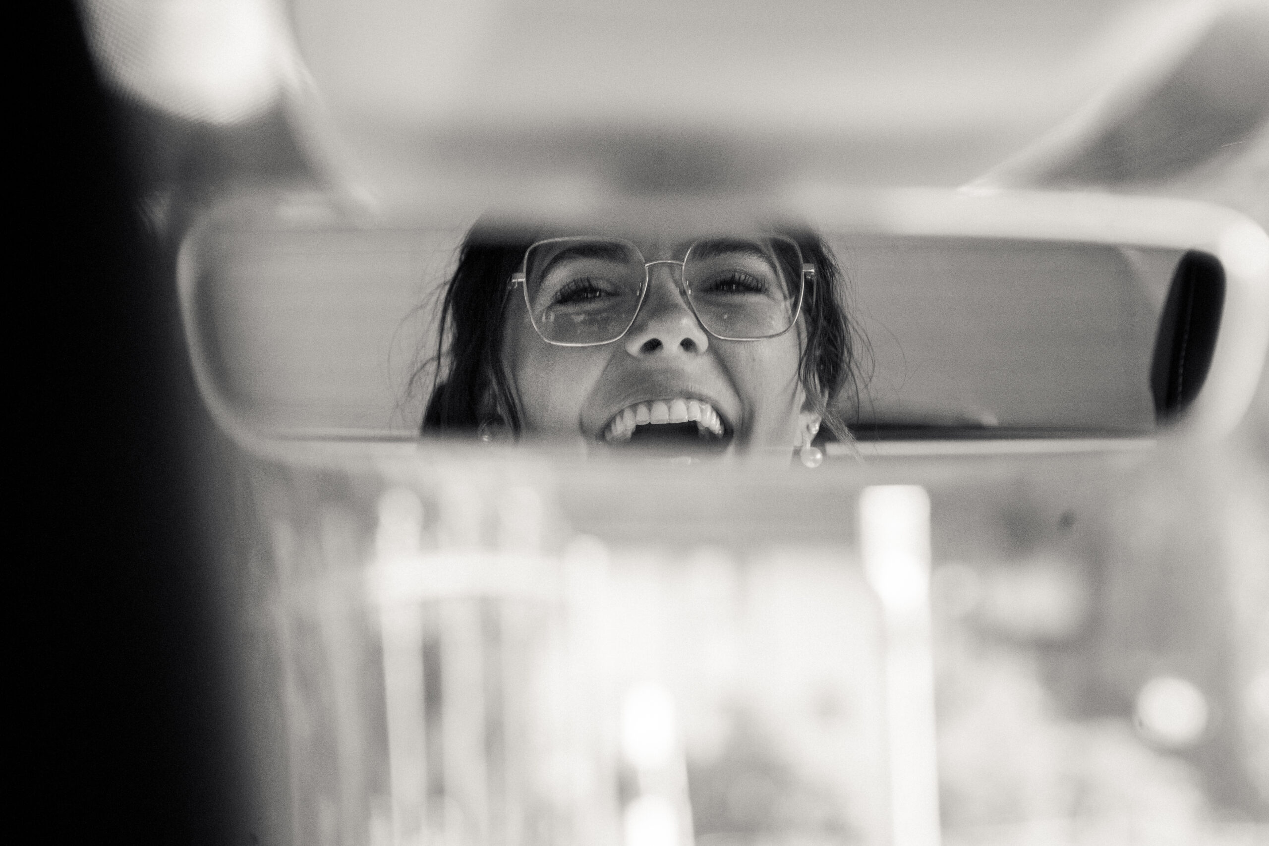Kinderhände kneten Teig, natürliche Kinderfotografie beim Backen