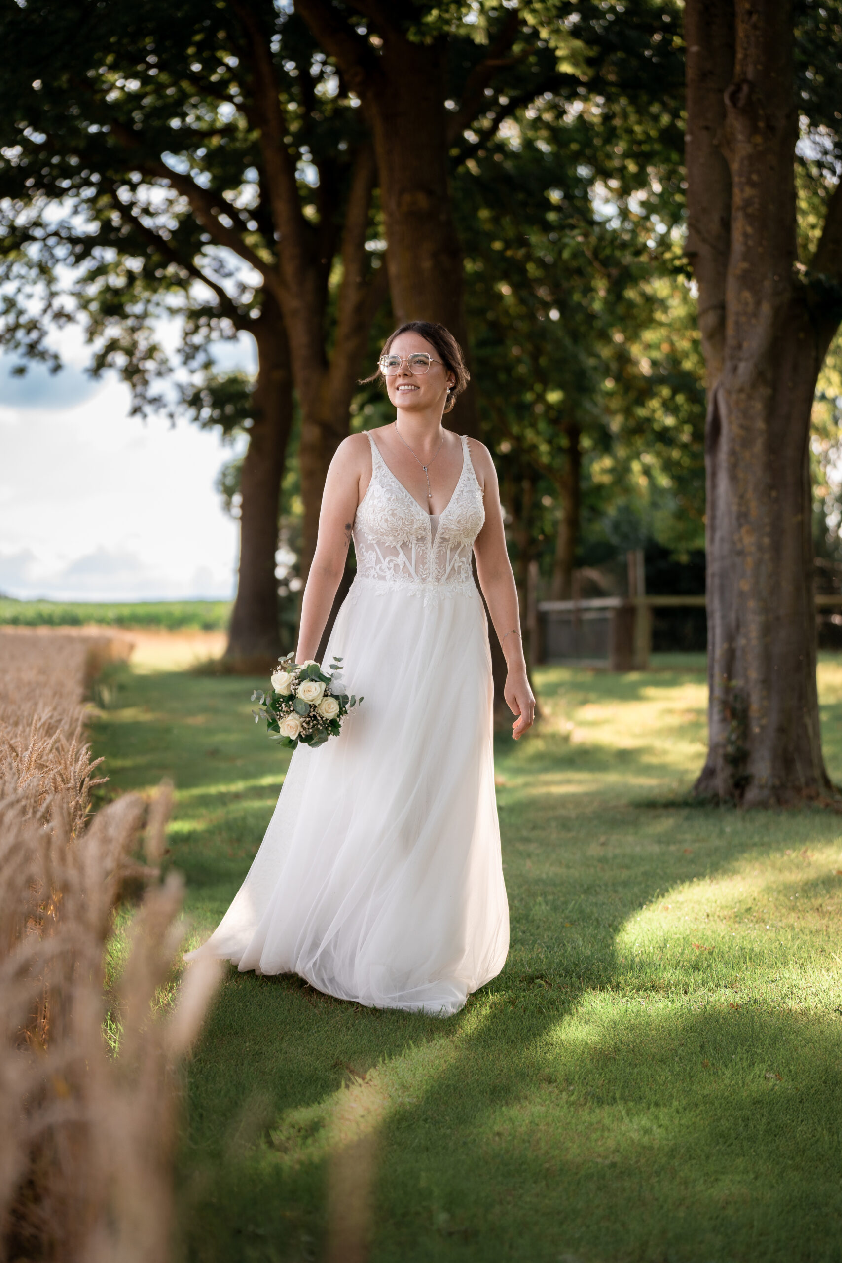 Zwei Kinder schauen sich beim gemeinsamen Backen an, liebevolle Kinderfotografie
