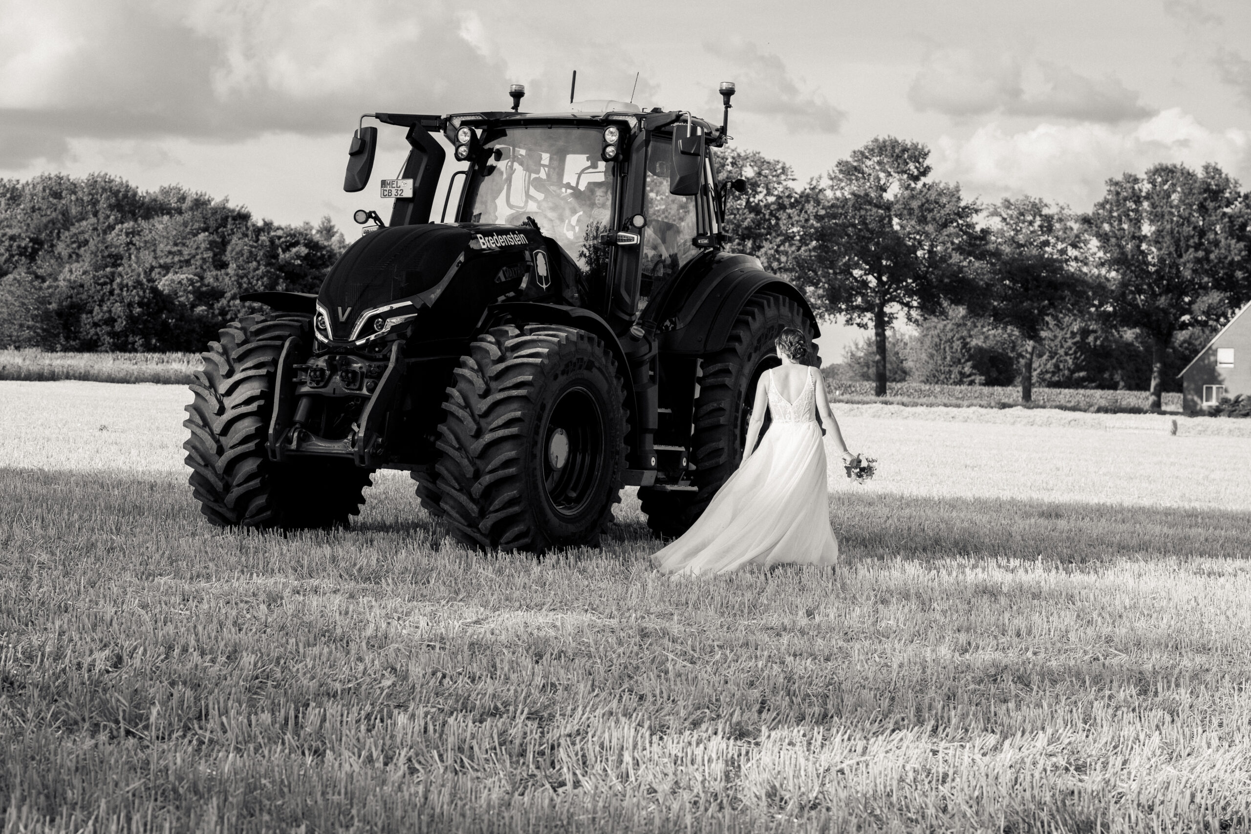 Kinderhände kneten Teig, natürliche Kinderfotografie beim Backen