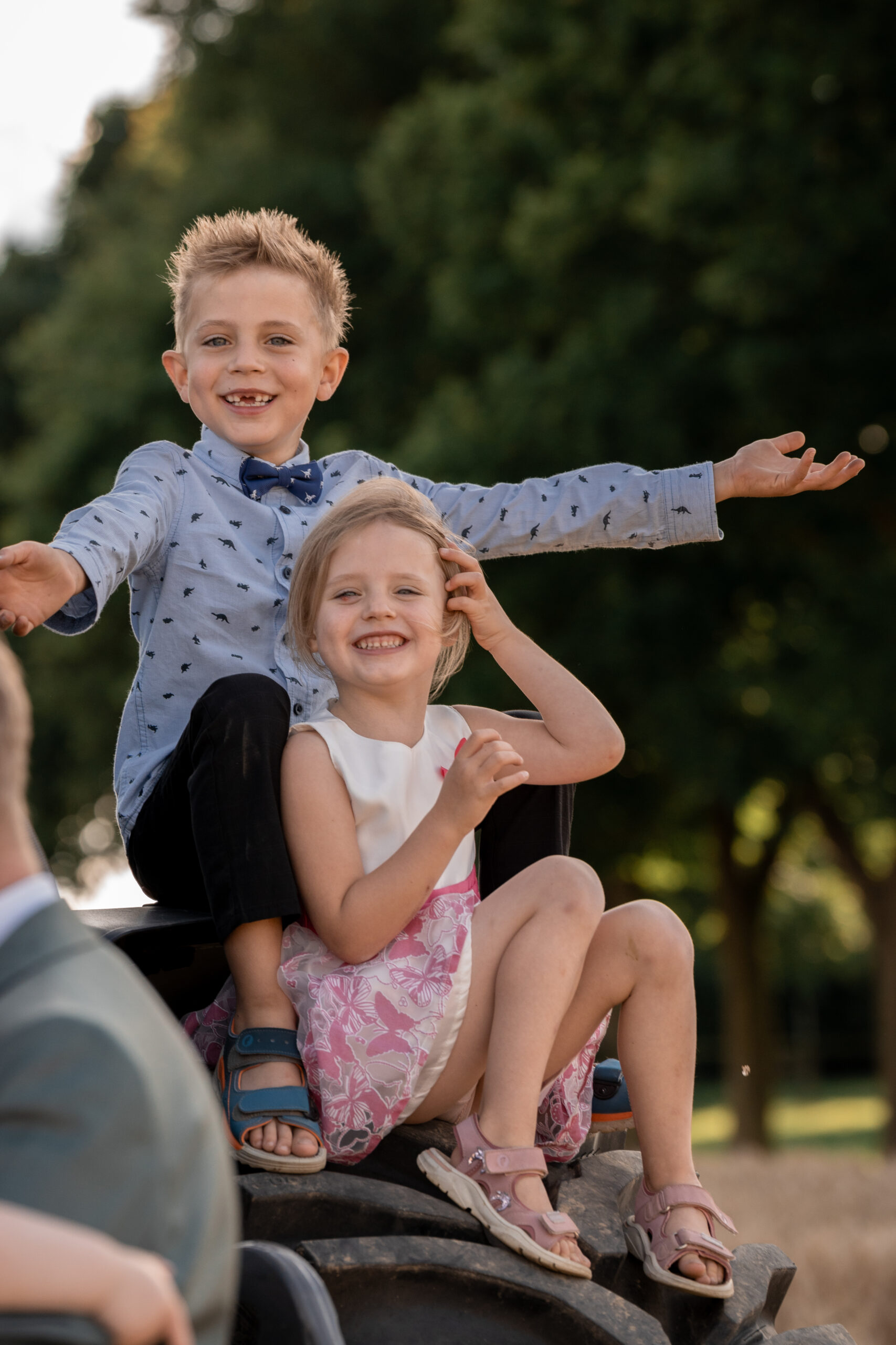 Kinderhände kneten Teig, natürliche Kinderfotografie beim Backen