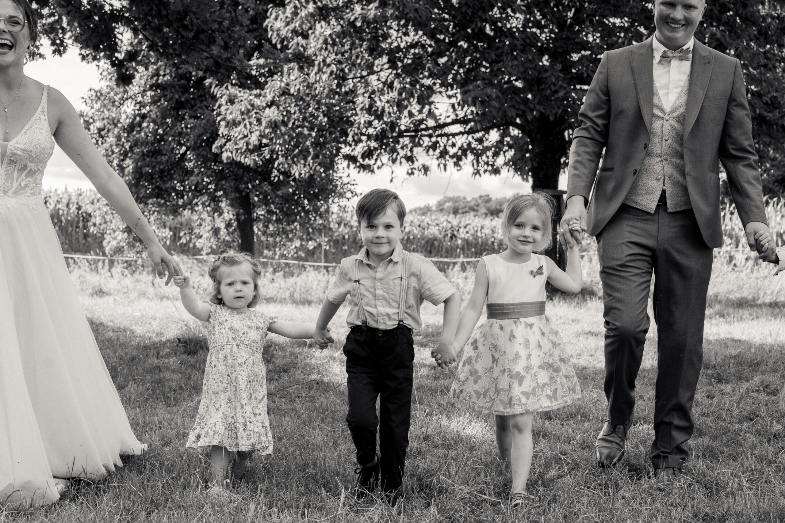 Kleinkind mit Kochmütze probiert Teig beim gemeinsamen Backen