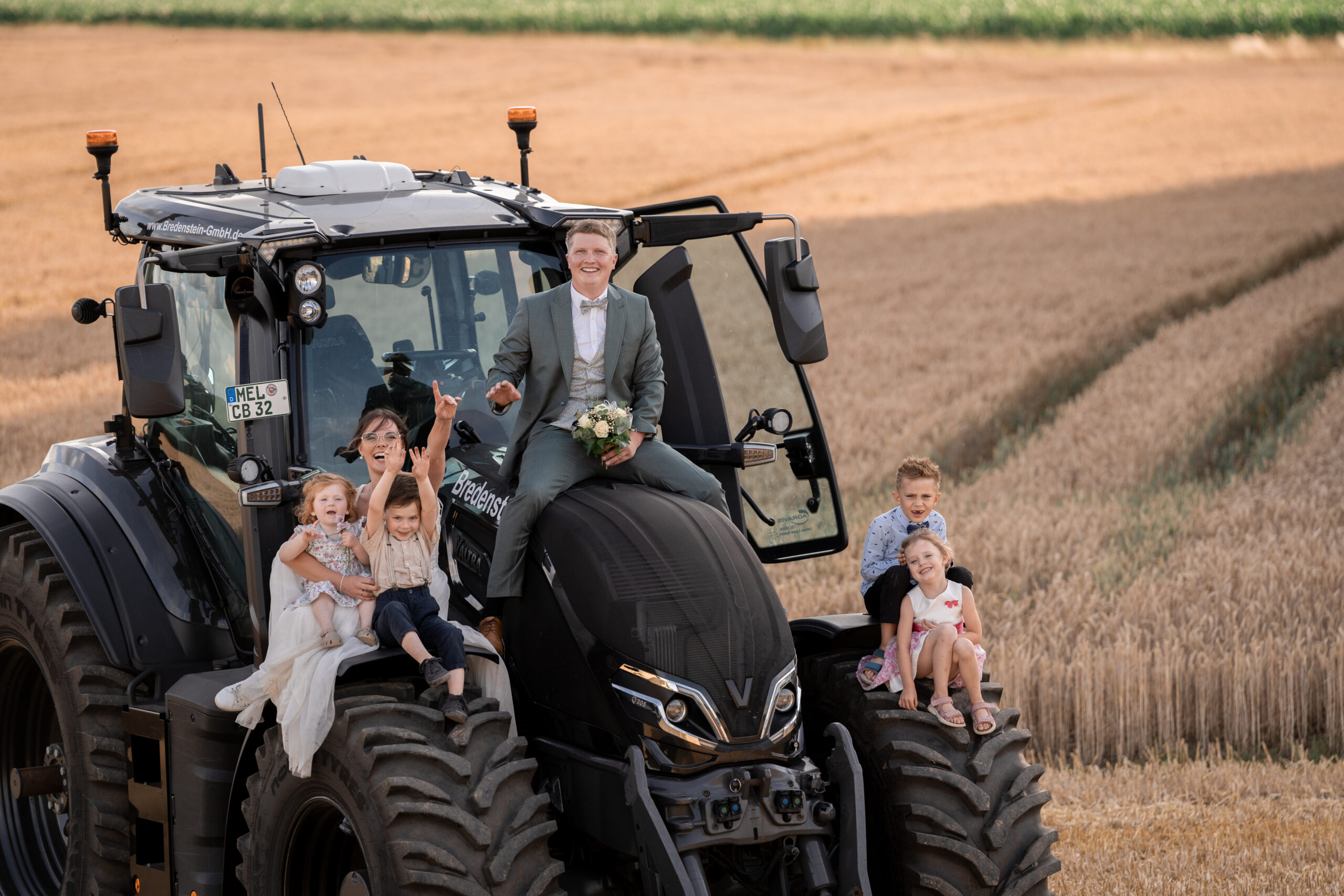 Kinderhände kneten Teig, natürliche Kinderfotografie beim Backen