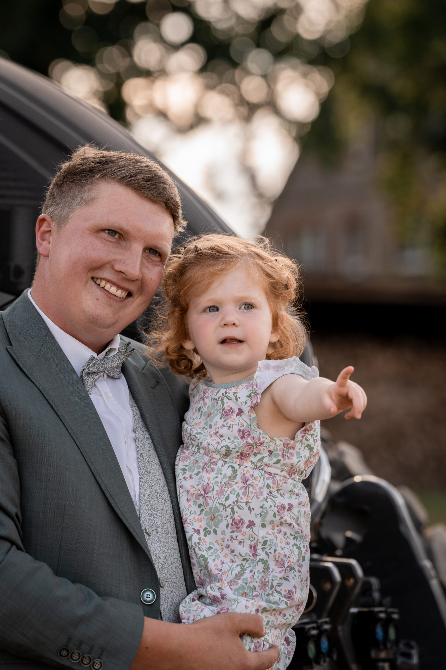 Kind probiert Teig vom Finger, authentische Kinderfotografie