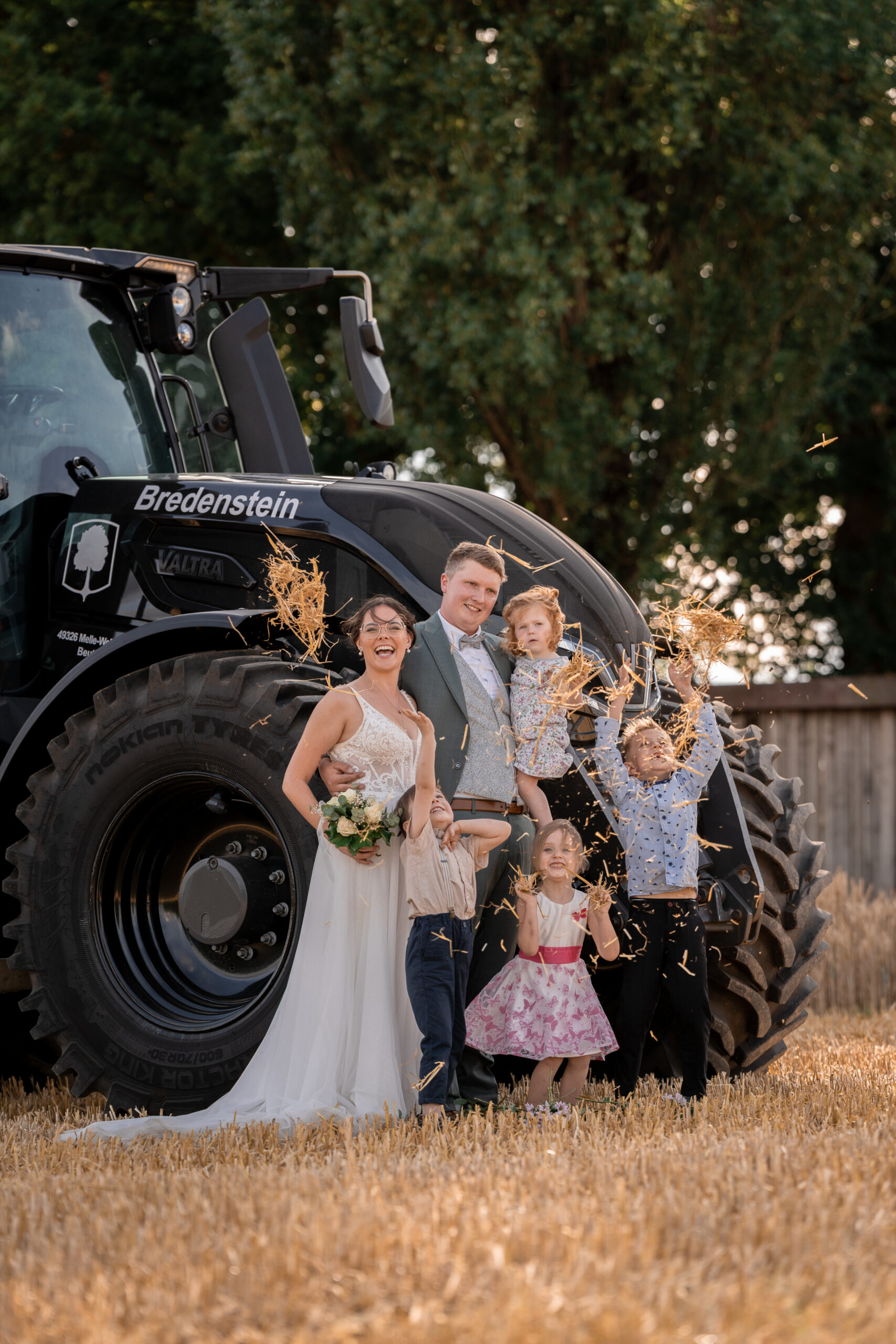 Kinderhände kneten Teig, natürliche Kinderfotografie beim Backen