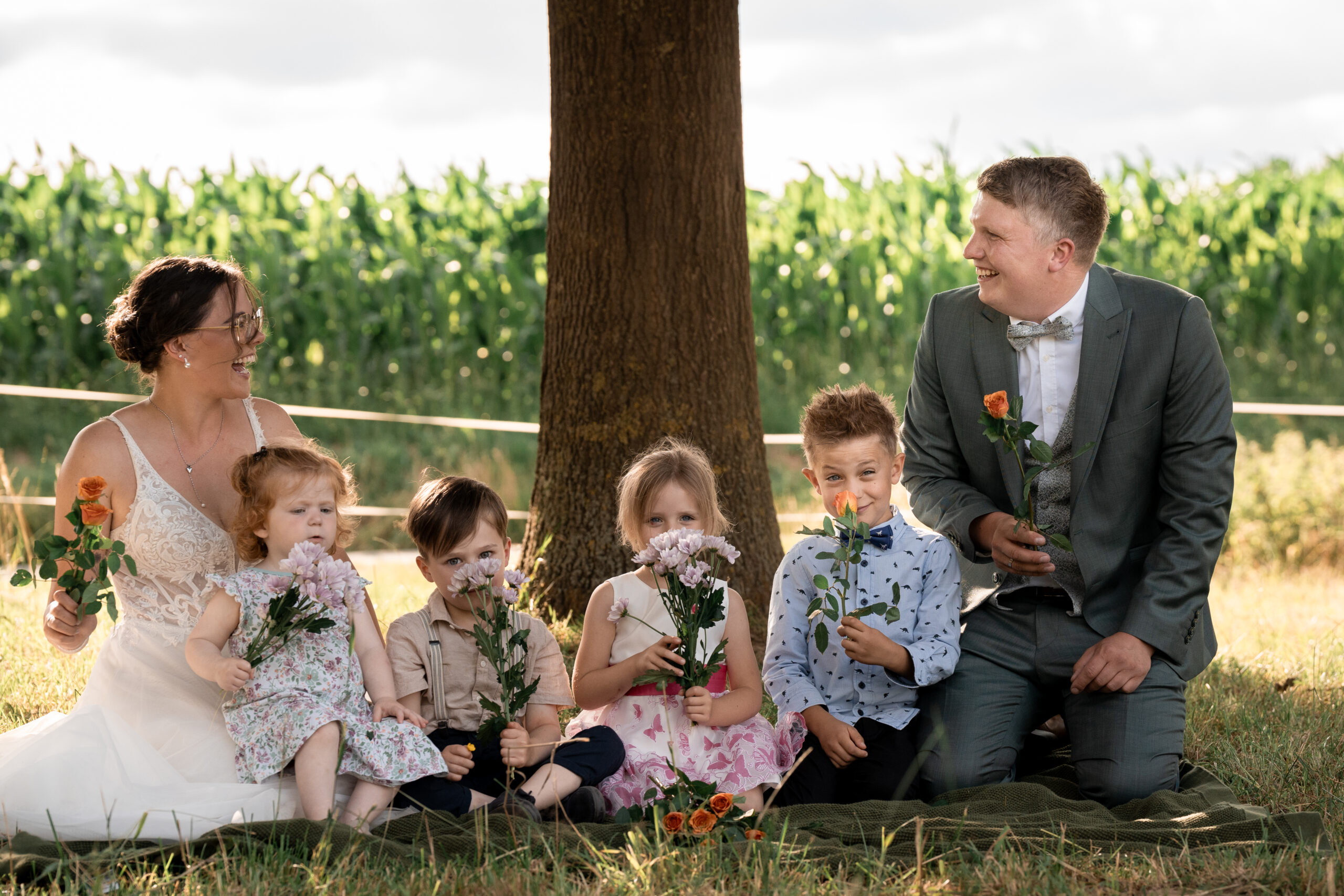 Zwei Kinder sitzen am Tisch beim Plätzchenbacken, liebevolle Kinderfotografie