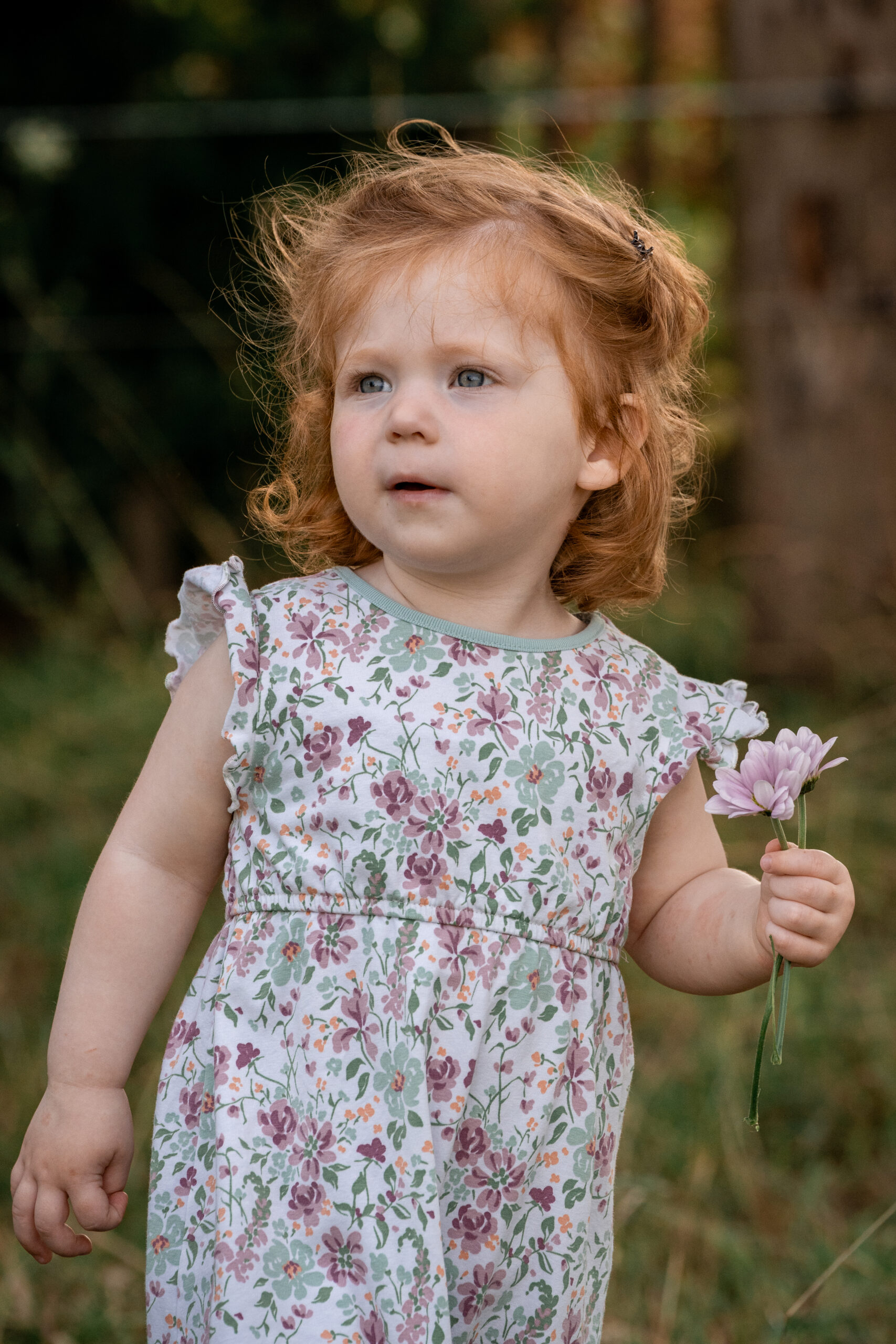 Kinderhände kneten Teig, natürliche Kinderfotografie beim Backen
