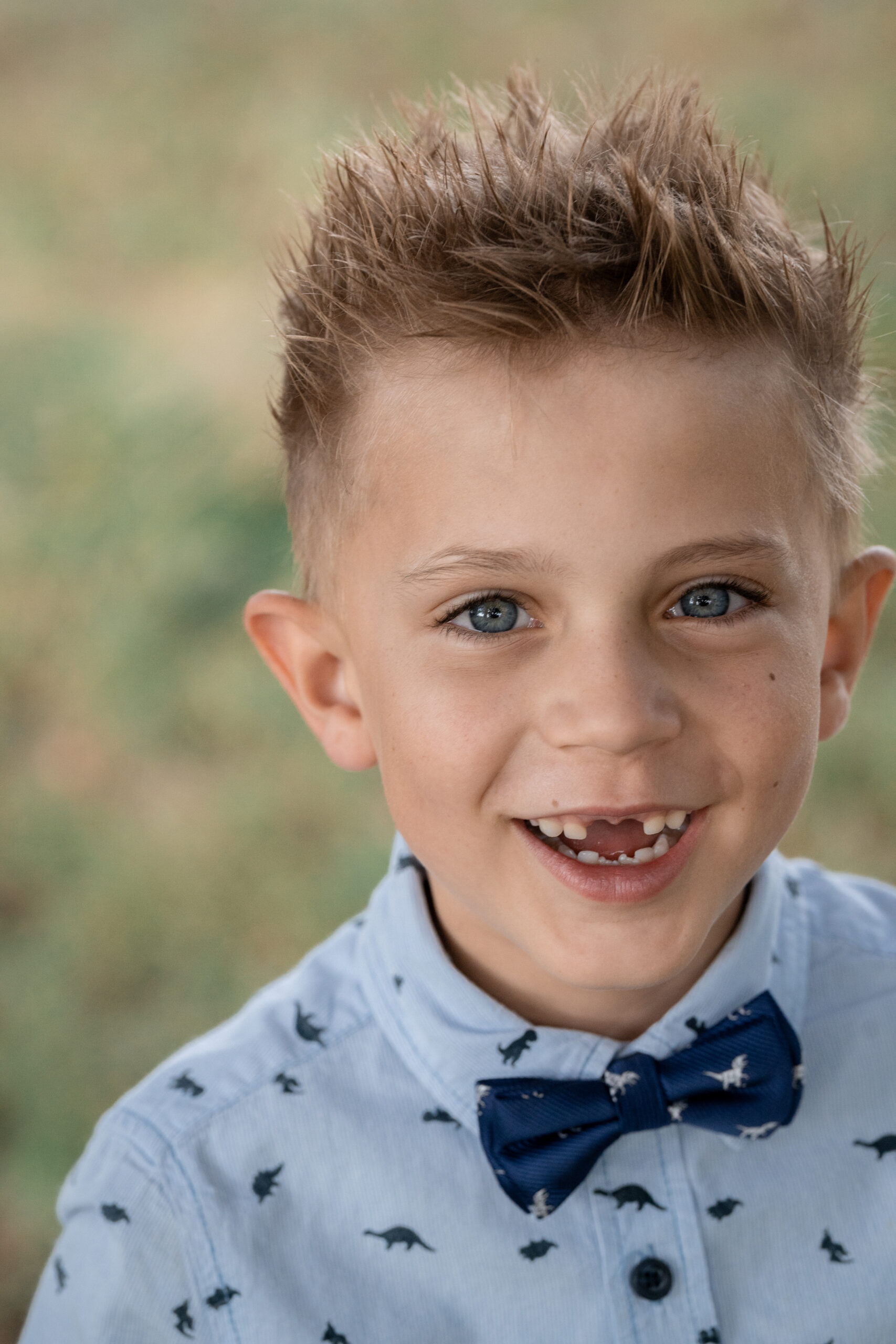 Kinderhände kneten Teig, natürliche Kinderfotografie beim Backen