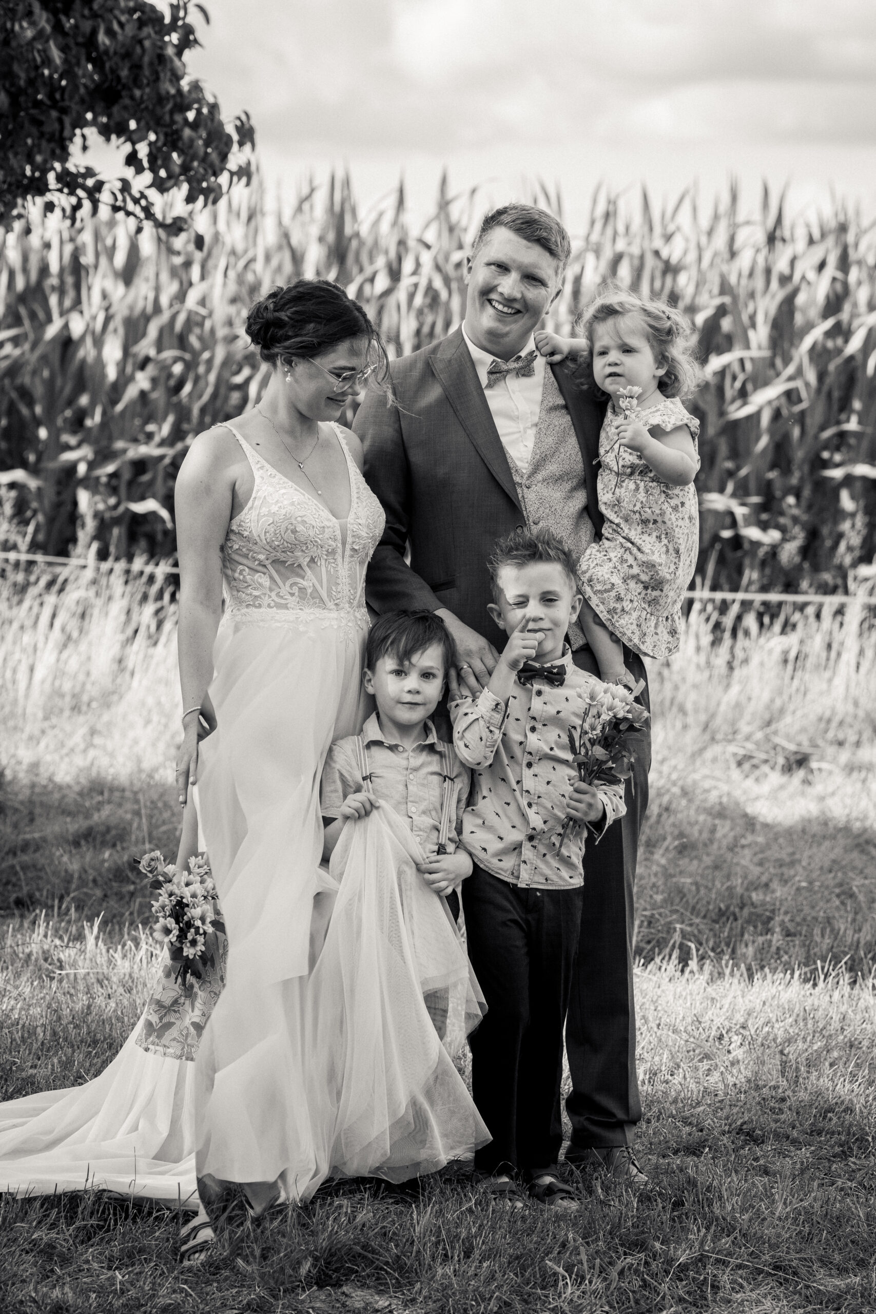 Kind probiert Teig vom Finger, authentische Kinderfotografie