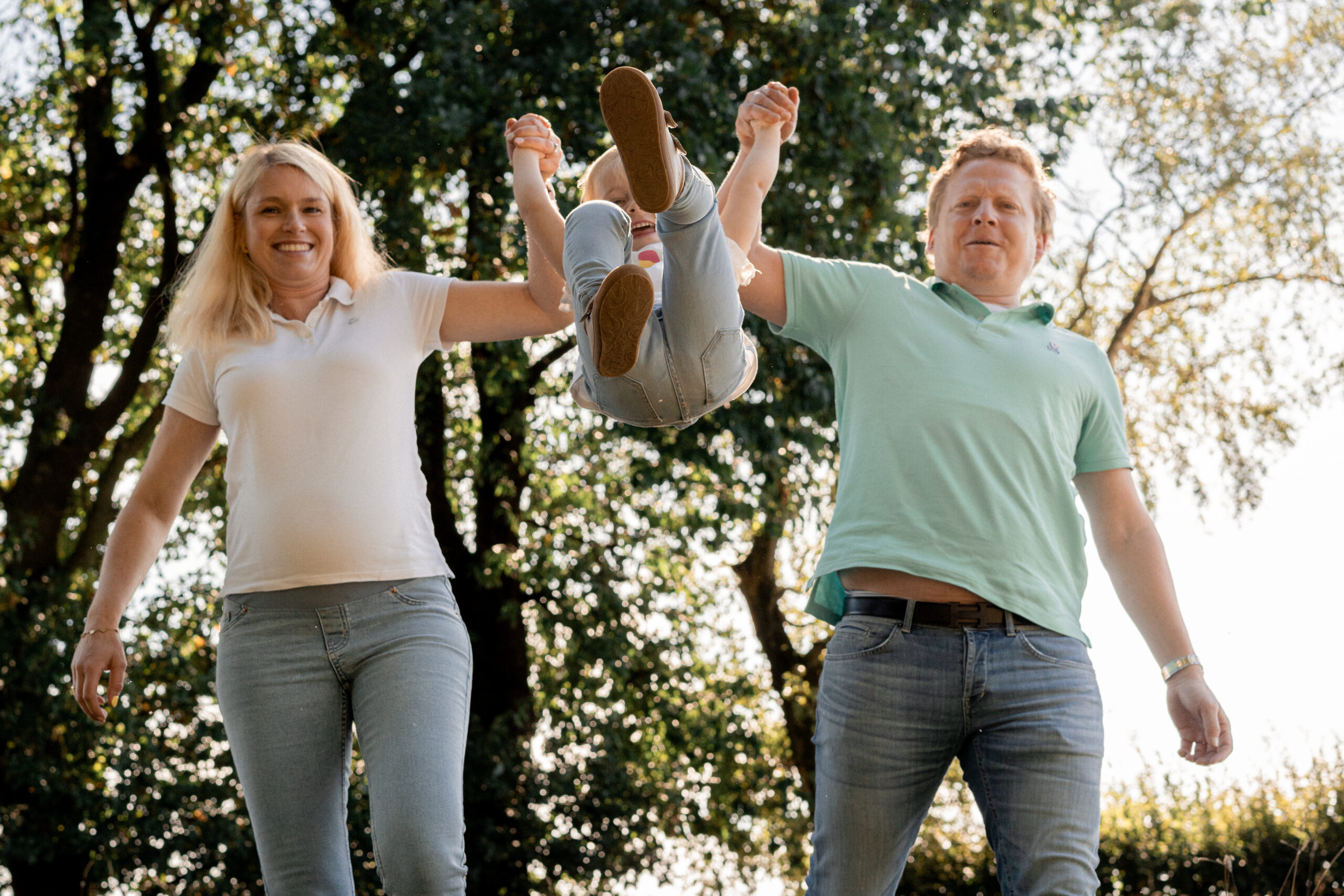 Kind probiert Teig vom Finger, authentische Kinderfotografie
