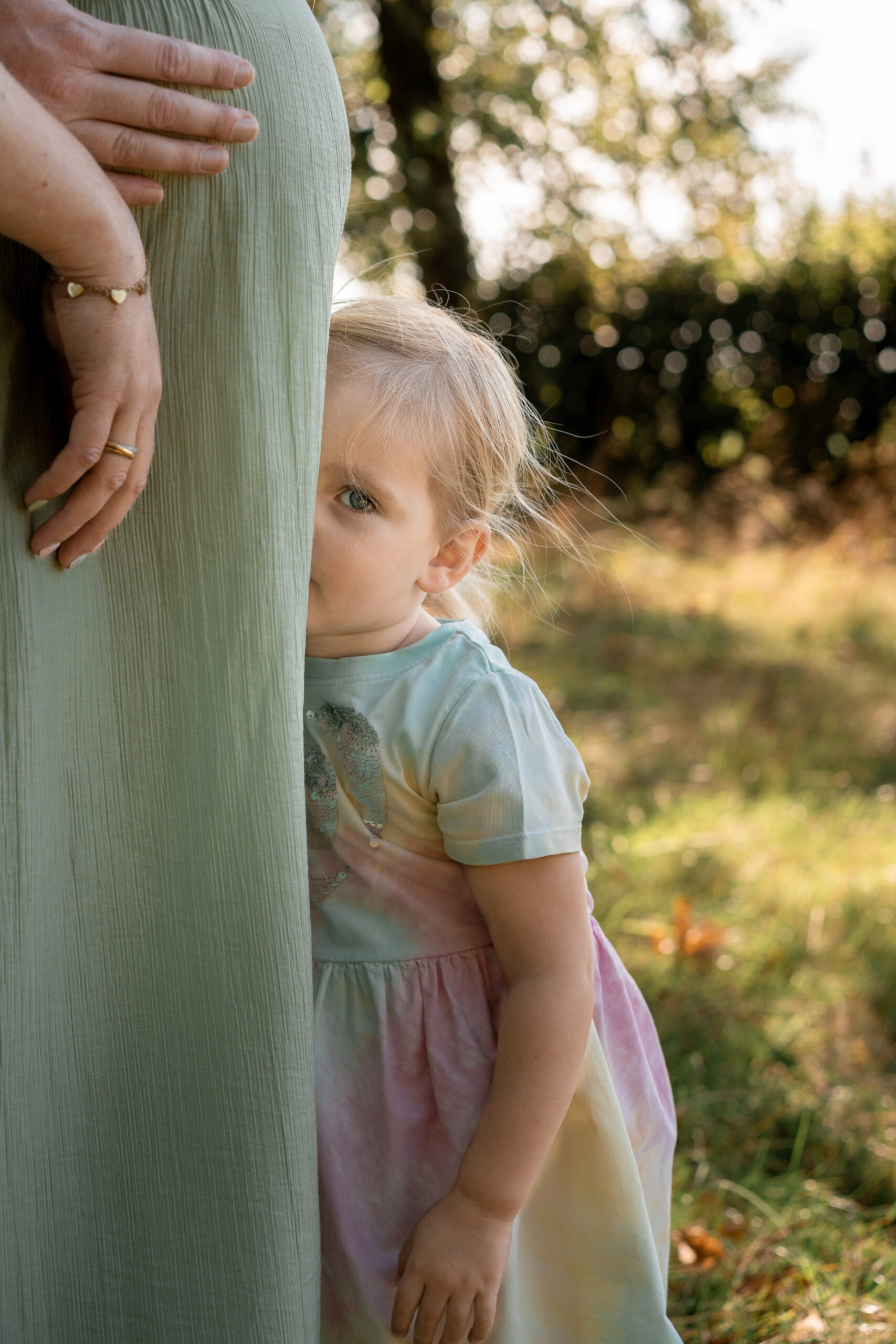 Kinderhände kneten Teig, natürliche Kinderfotografie beim Backen