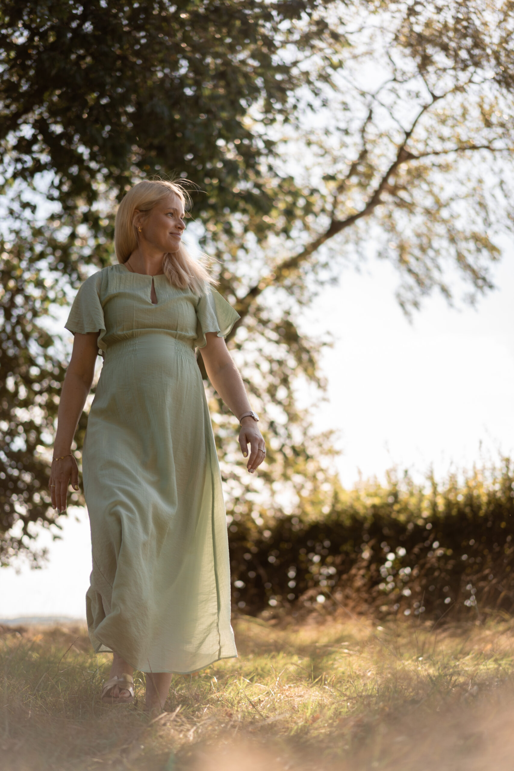 Kleinkind mit Kochmütze probiert Teig beim gemeinsamen Backen