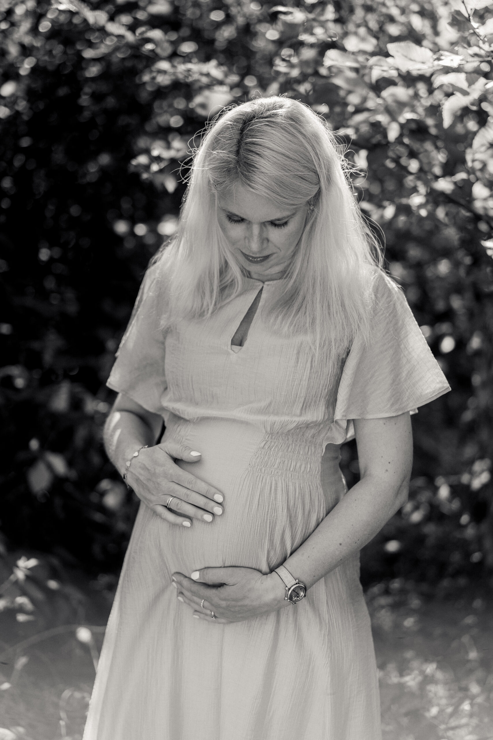 Zwei Kinder lehnen sich aneinander und lachen beim Backen