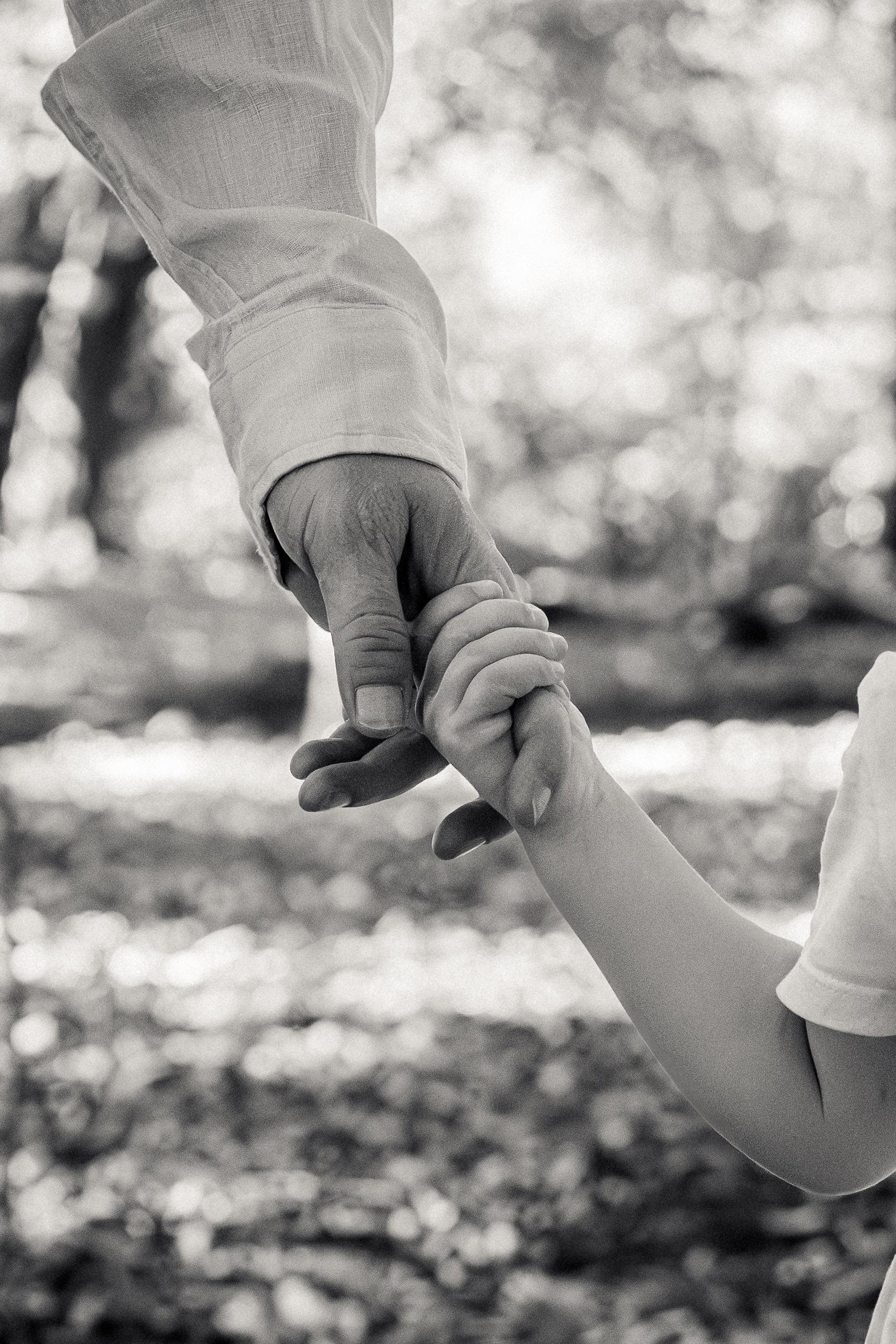 Zwei Kinder sitzen am Tisch beim Plätzchenbacken, liebevolle Kinderfotografie