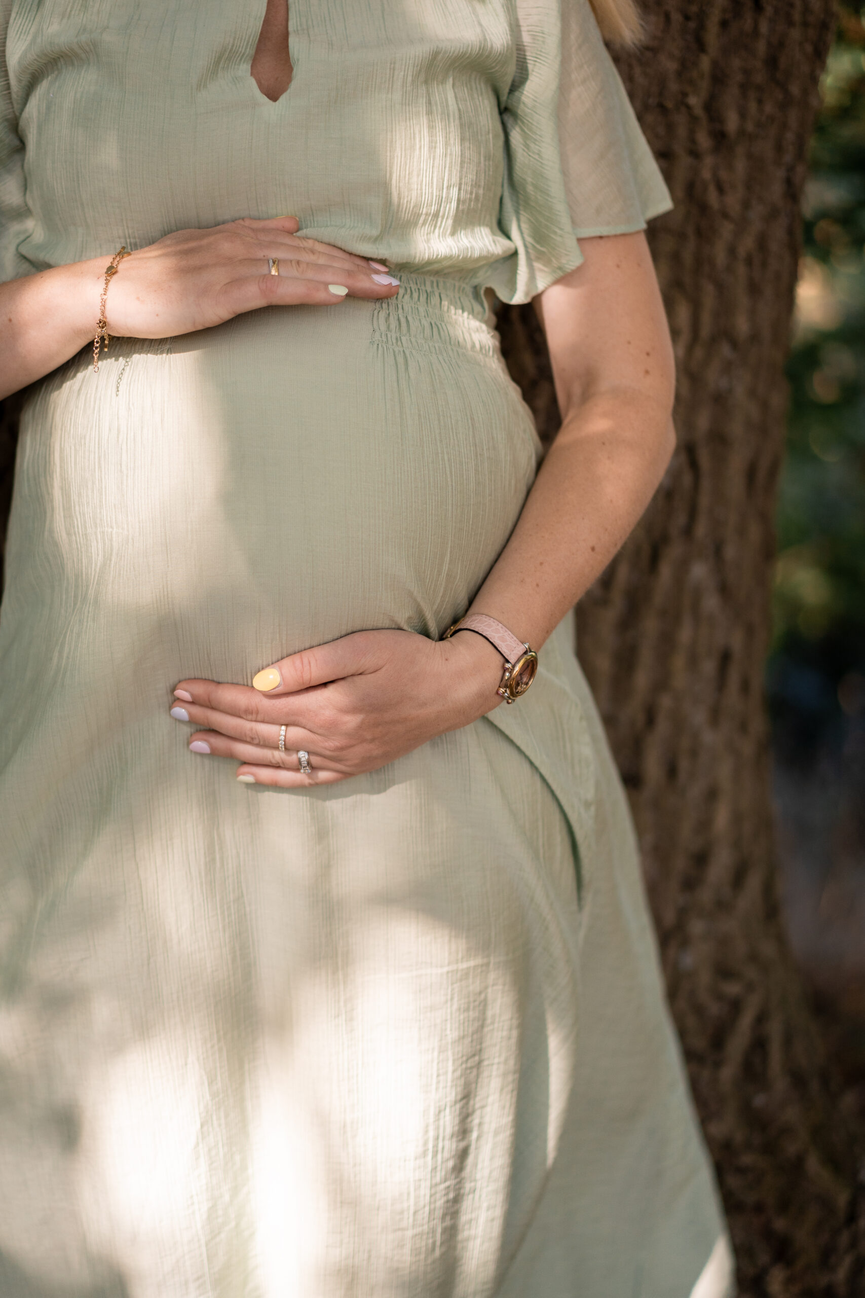 Kind rollt Teig mit einem Nudelholz