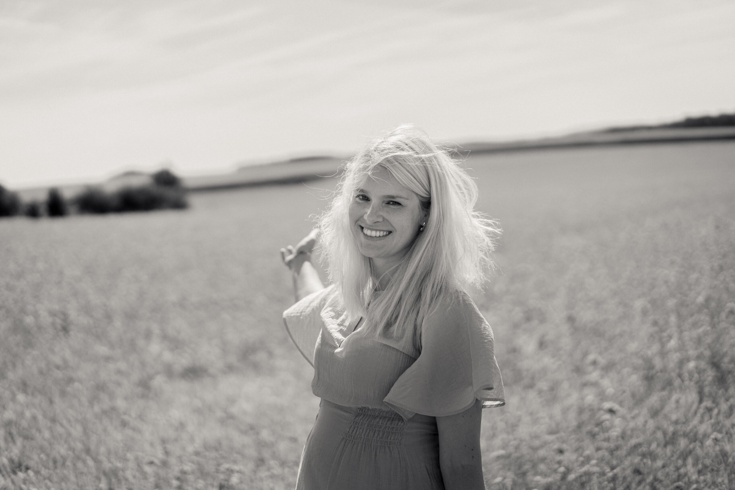 Kind betrachtet ausgestochene Kekse beim Backen