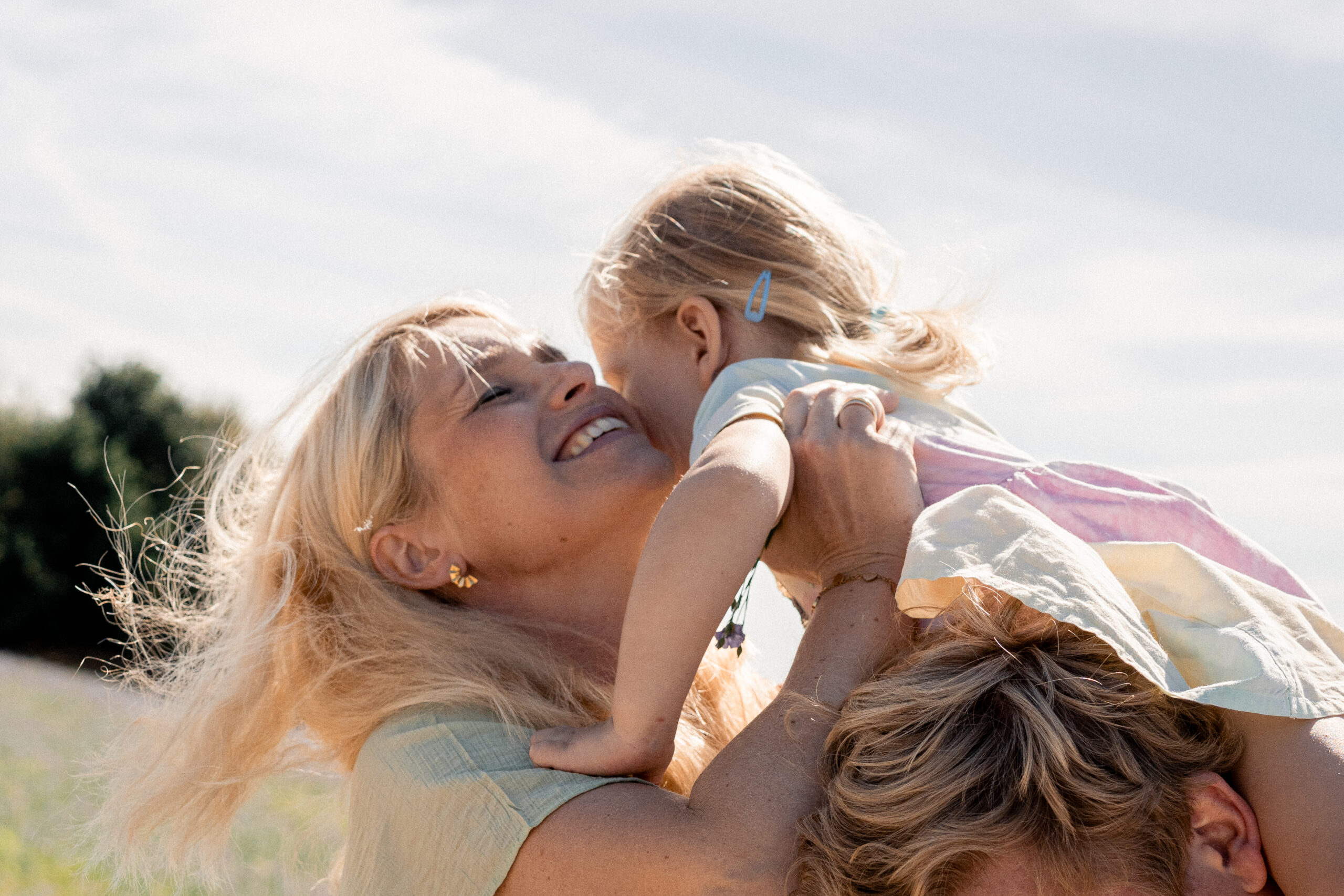 Kleinkind rollt Teig mit Nudelholz, natürliche Kinderfotografie