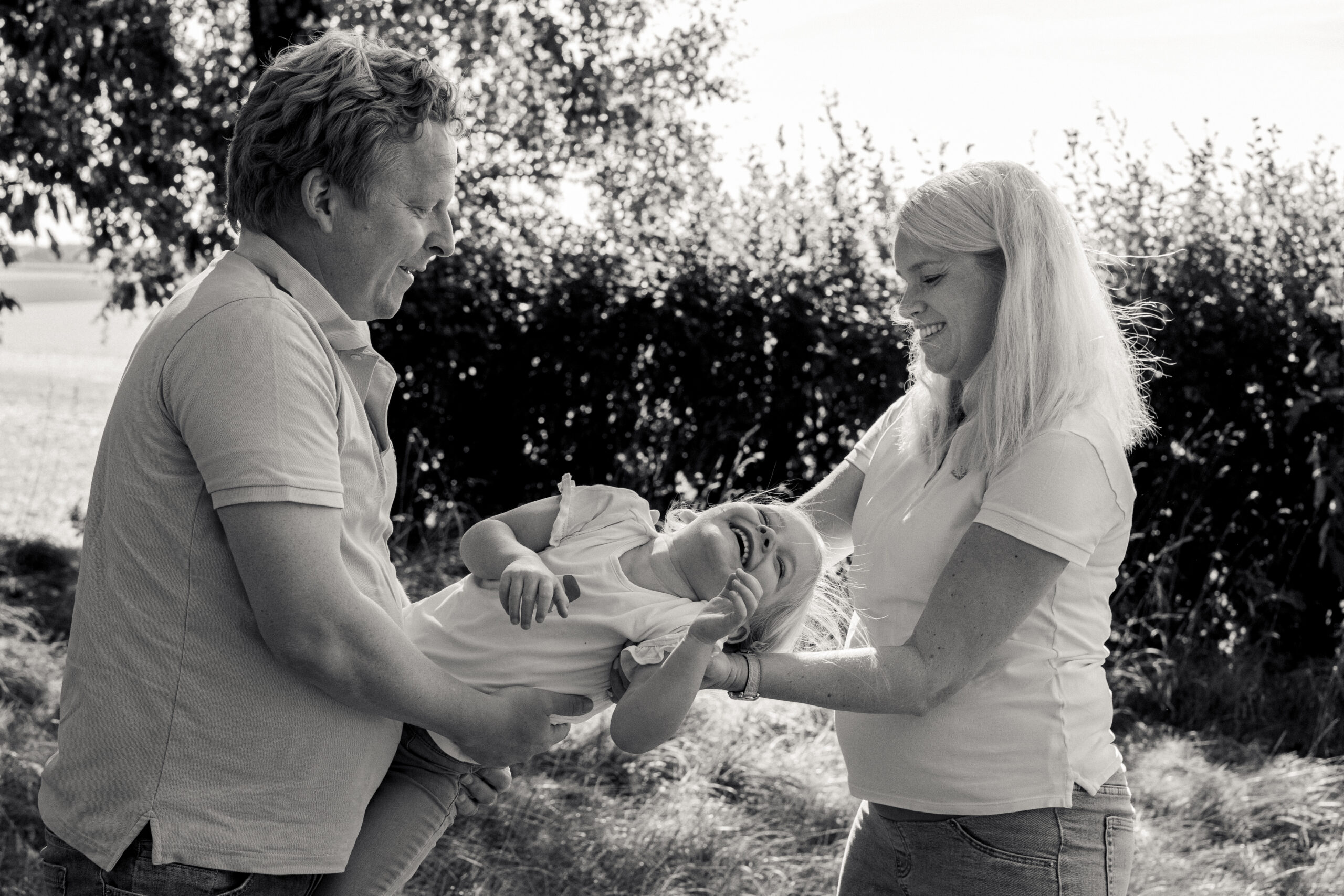 Zwei Kinder lehnen sich aneinander und lachen beim Backen