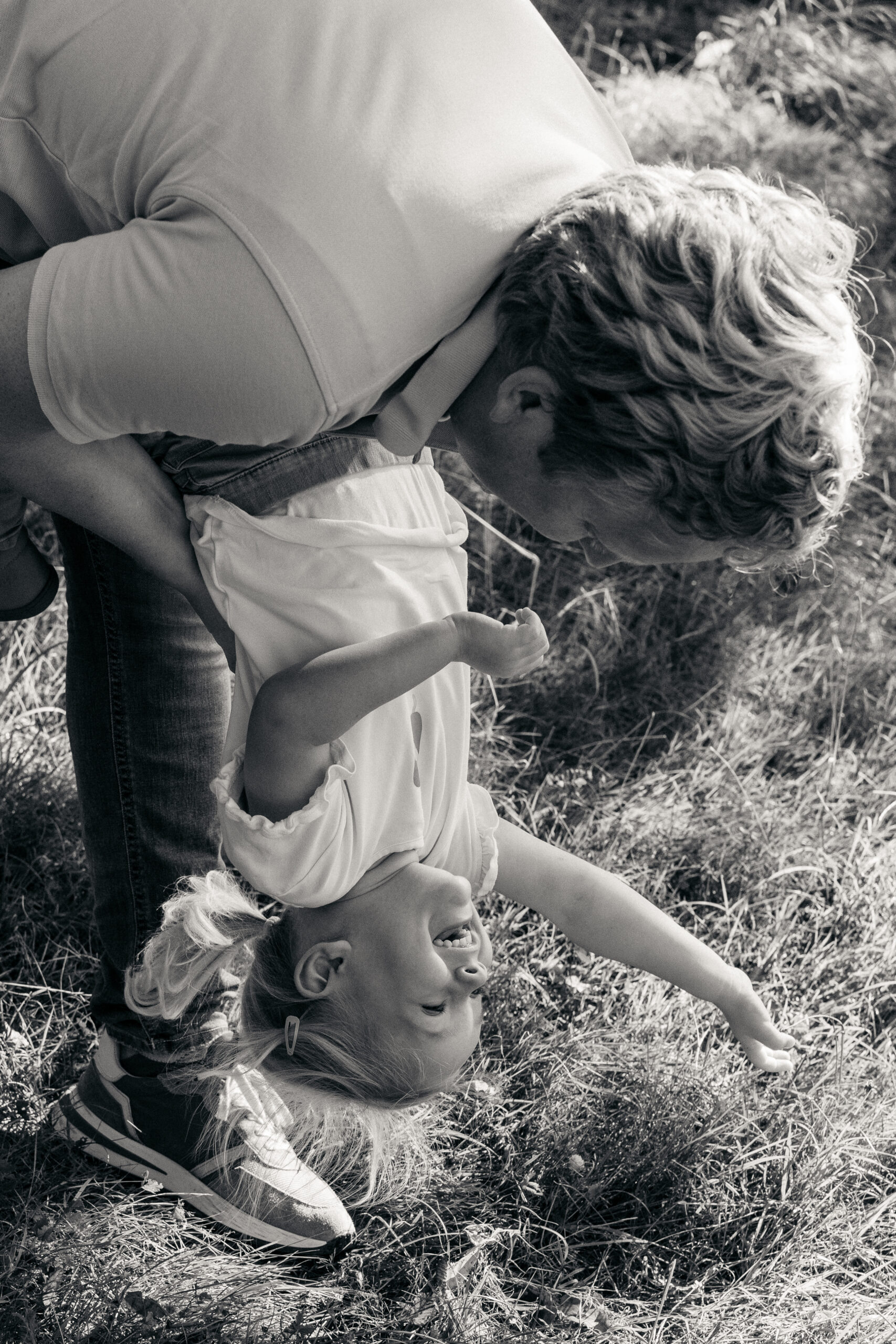 Zwei Kinder sitzen am Tisch beim Plätzchenbacken, liebevolle Kinderfotografie