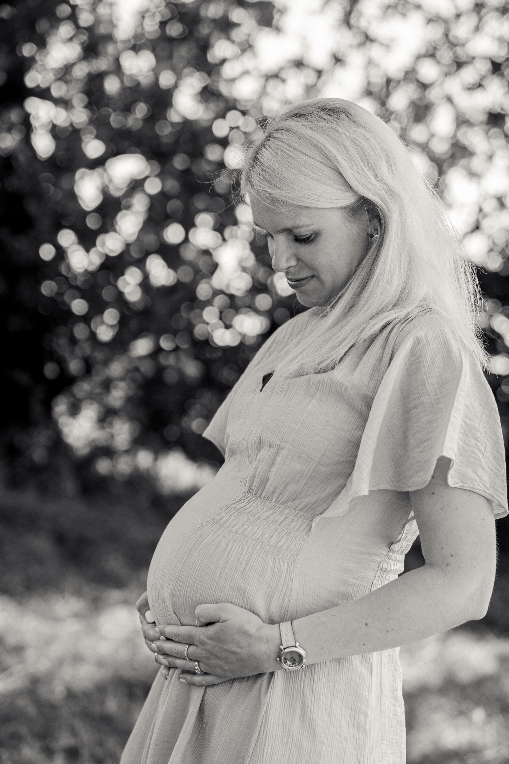 Kind rollt Teig mit einem Nudelholz