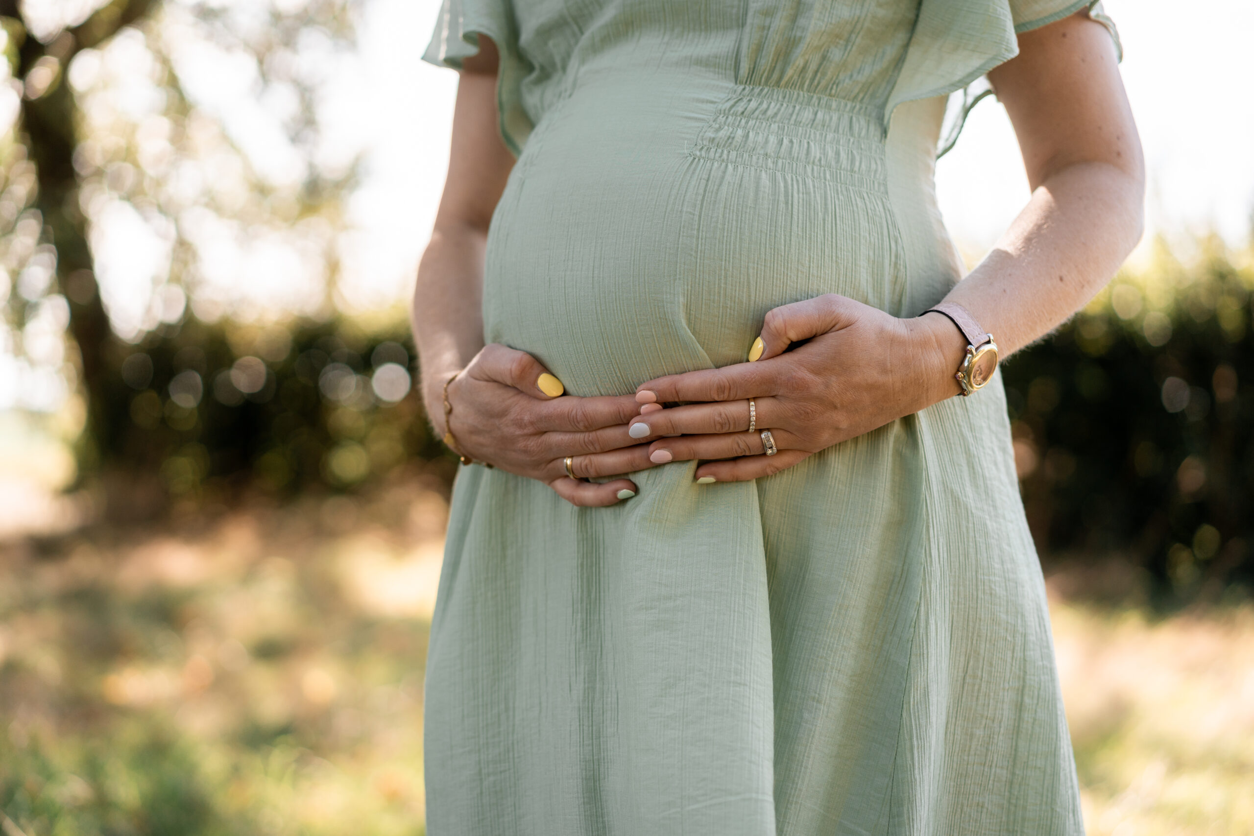 Kind probiert Teig vom Finger, authentische Kinderfotografie