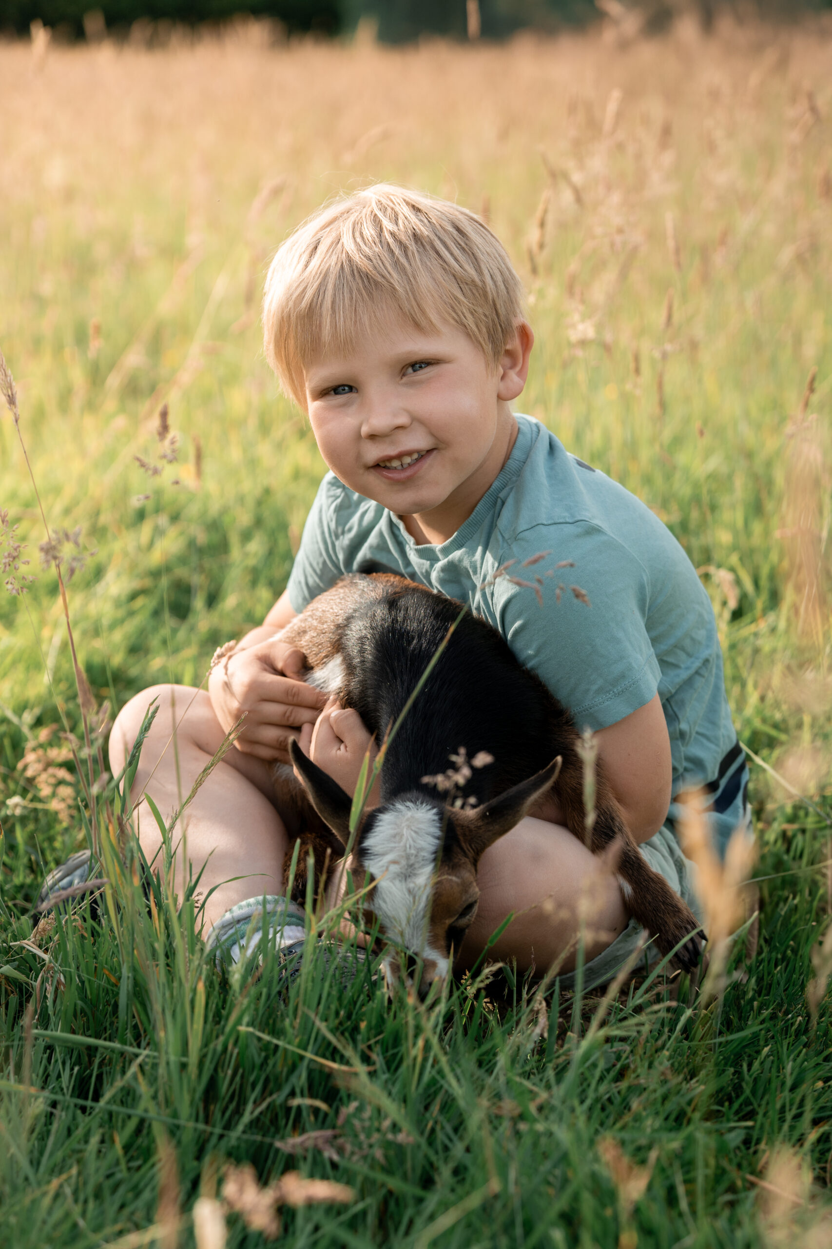 Kind hält ausgestochenen Keks in die Kamera, natürliche Kinderfotografie beim Backen