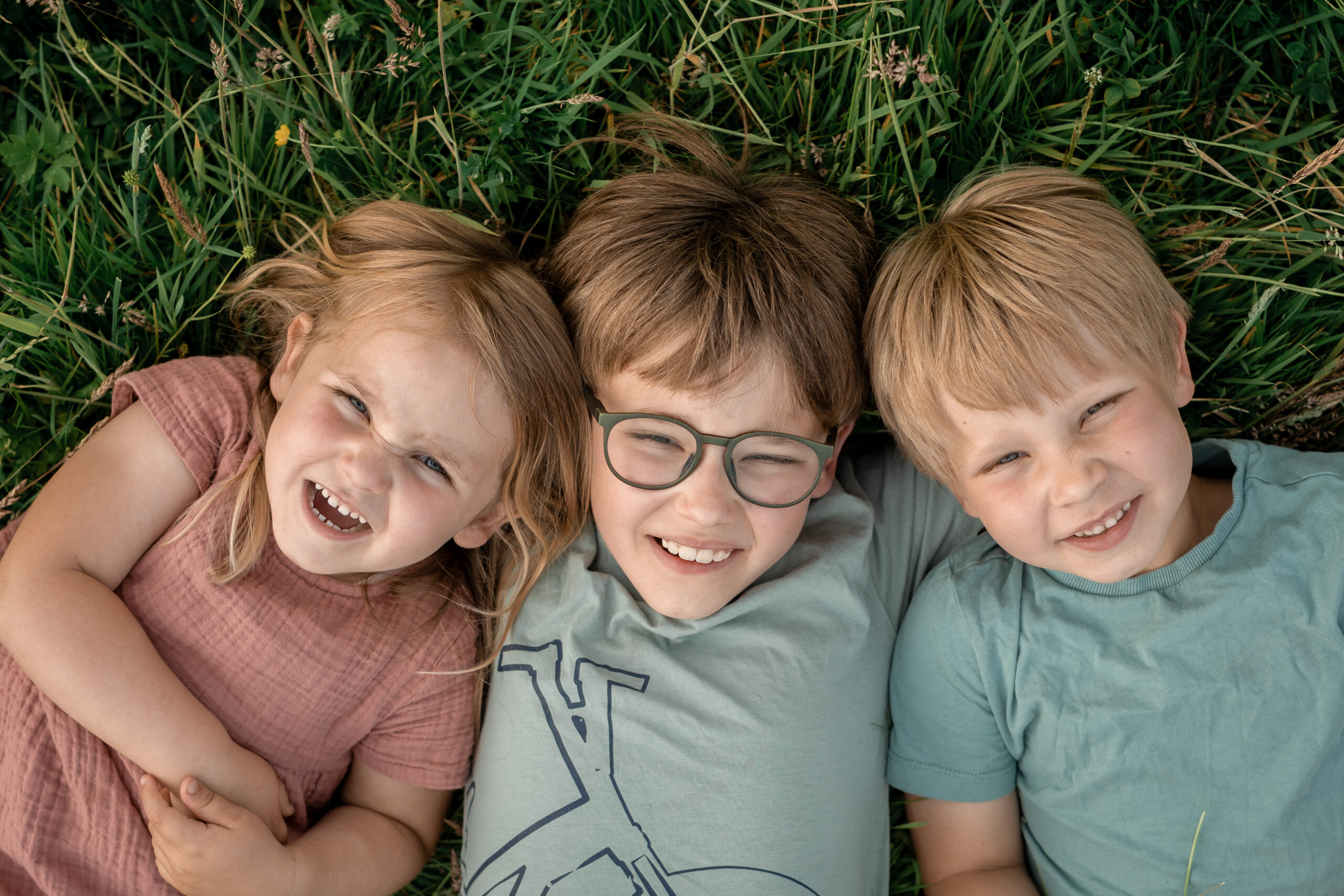 Emotionaler Moment in dem die Mama der Braut ihr die Haare hochsteckt, Hochzeitsfotografie Osnabrück