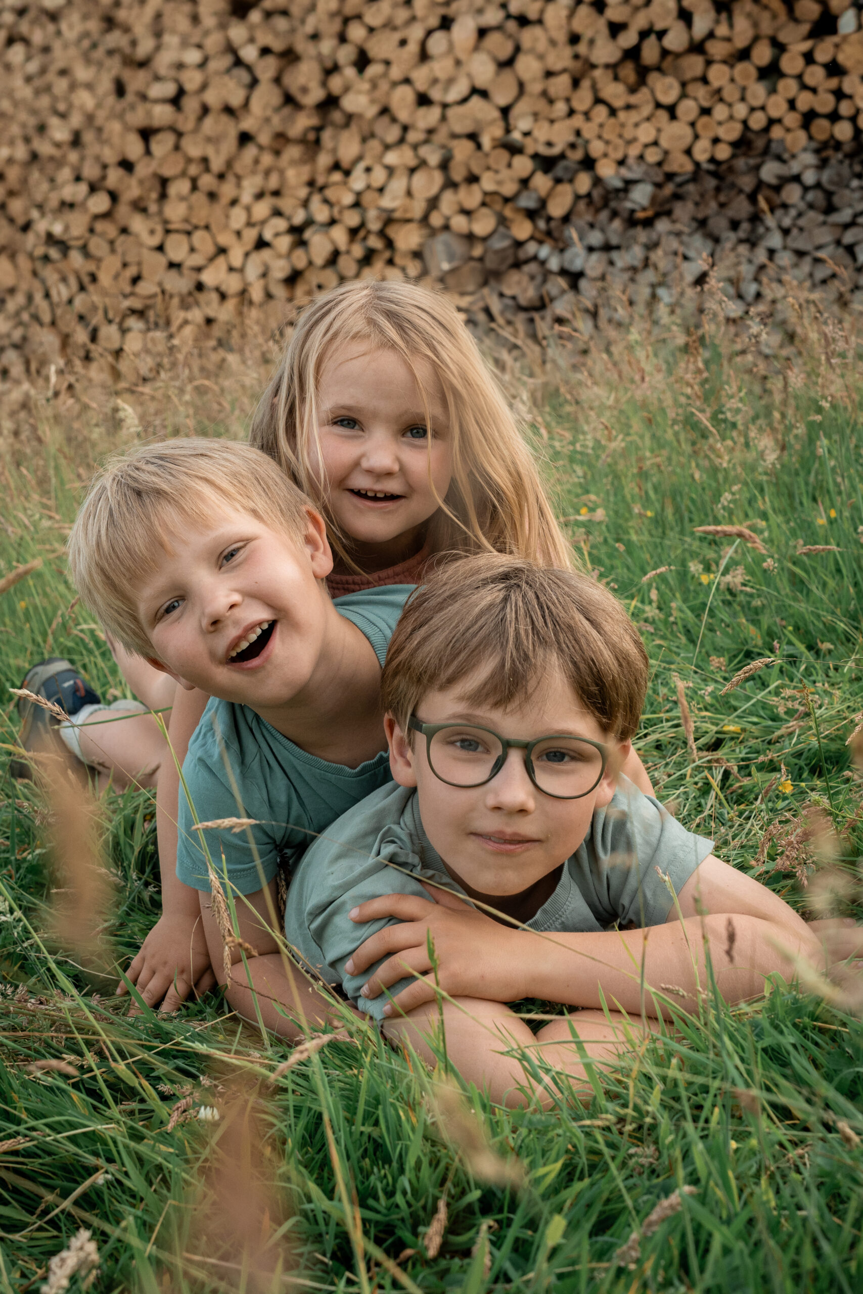 Zwei Kinder sitzen am Tisch beim Plätzchenbacken, liebevolle Kinderfotografie