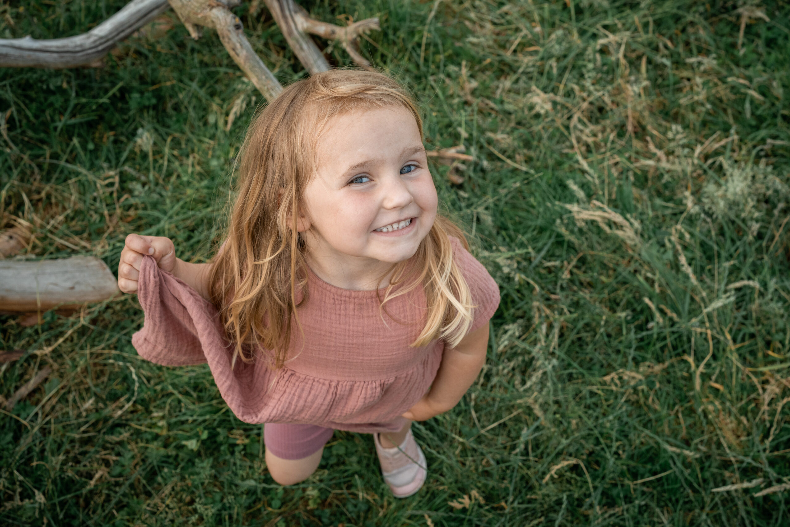 Kind rollt Teig mit einem Nudelholz