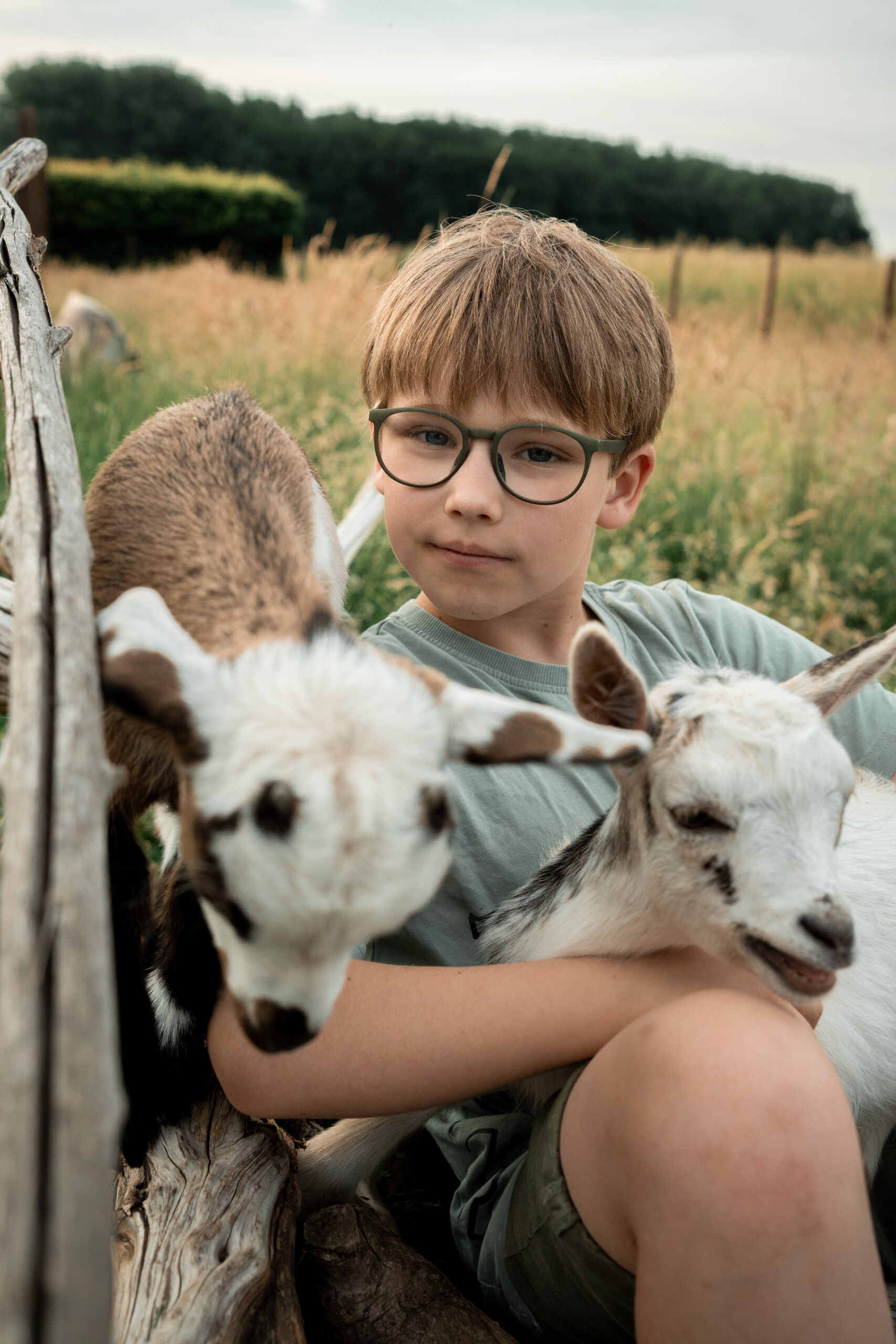Kind rollt Teig mit einem Nudelholz