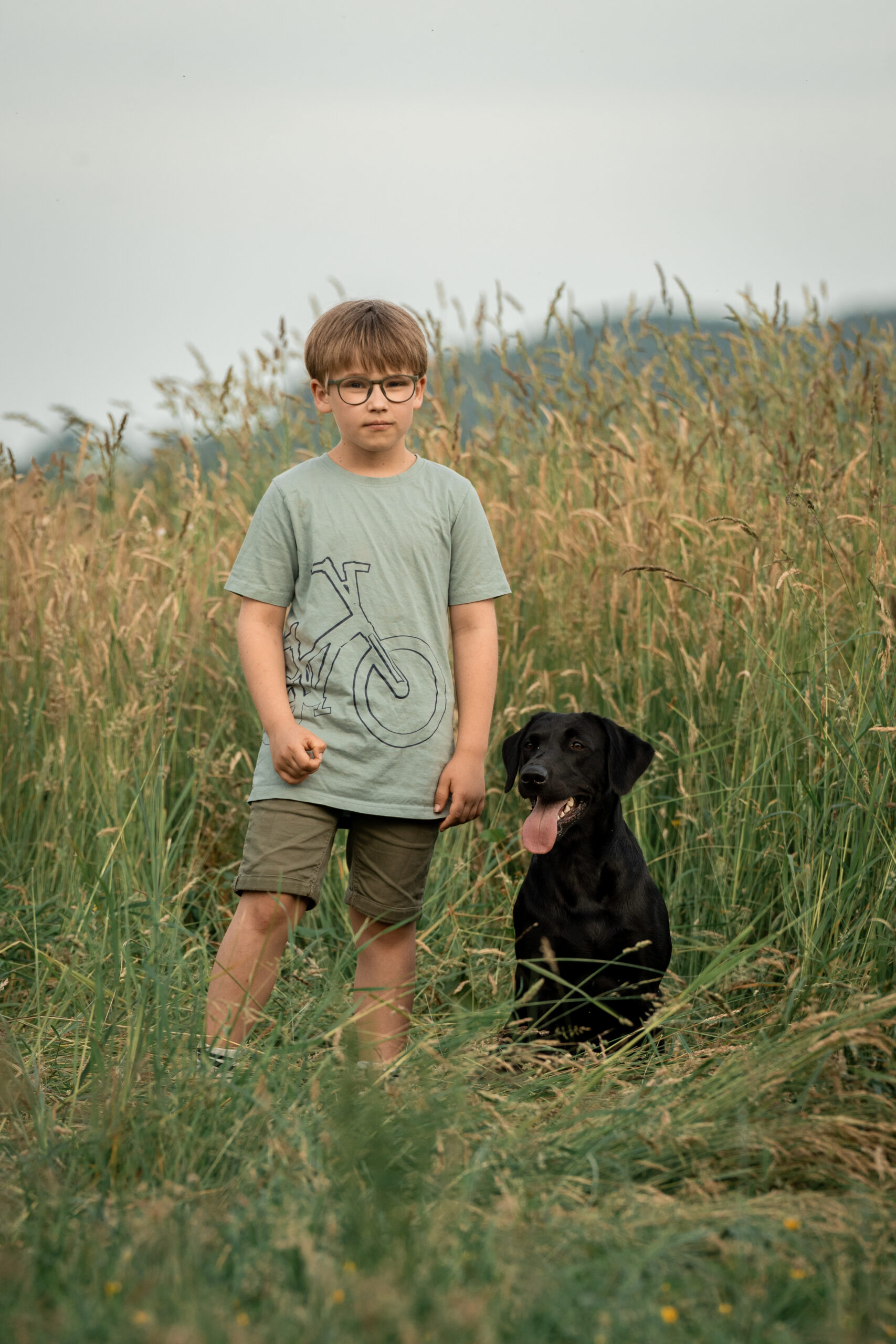 Zwei Kinder sitzen am Tisch beim Plätzchenbacken, liebevolle Kinderfotografie