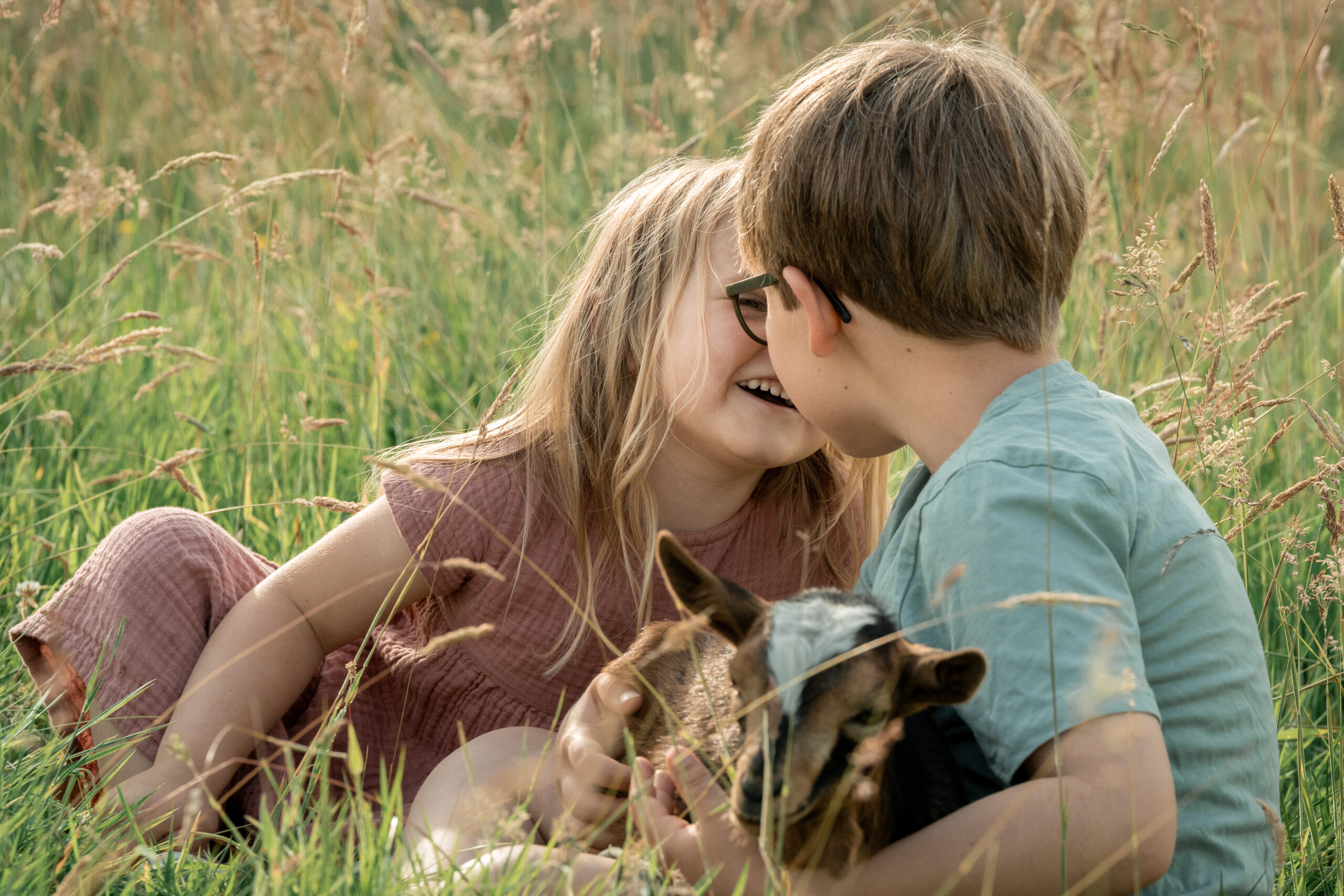 Kinderhände kneten Teig, natürliche Kinderfotografie beim Backen